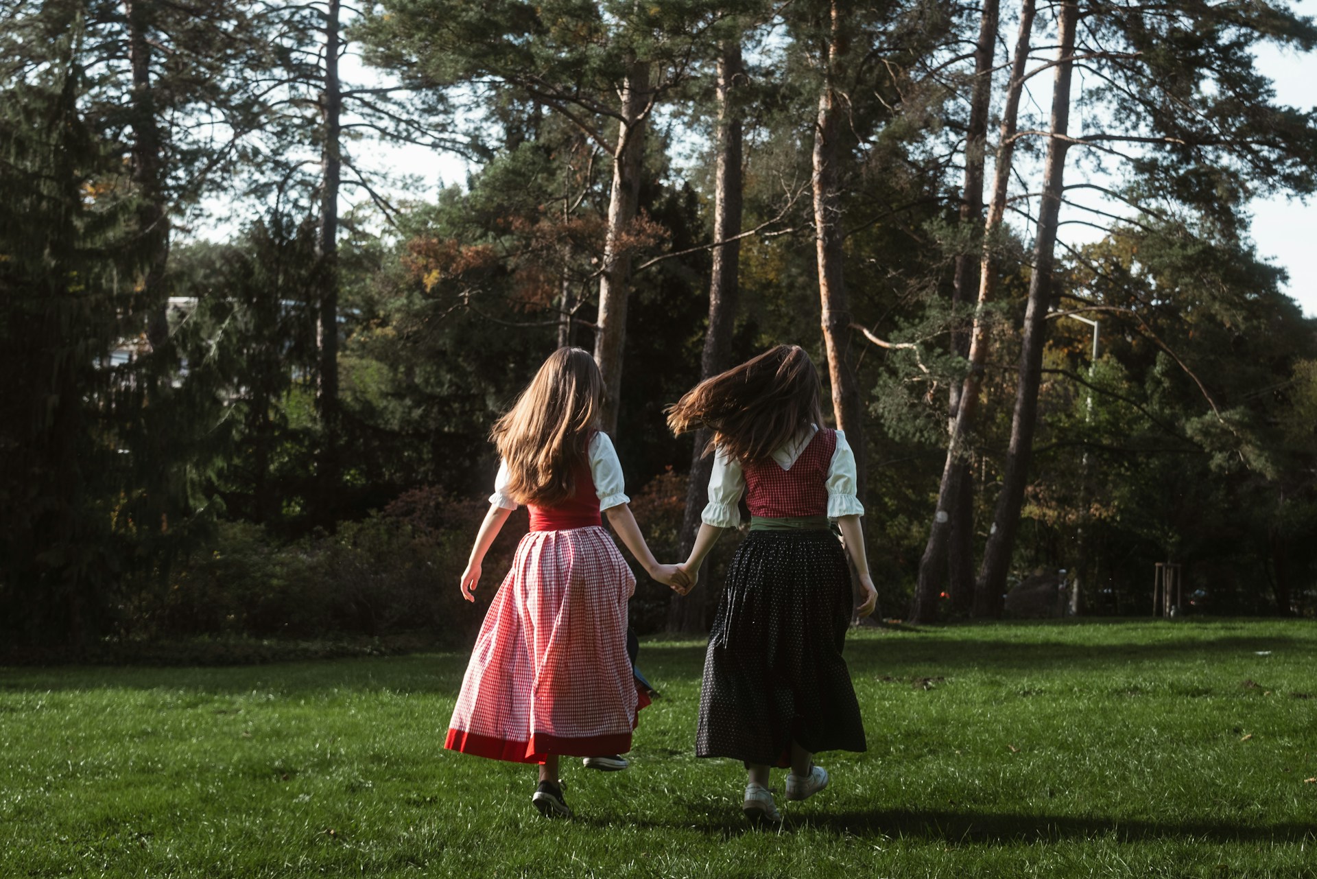 Due migliori amiche che si tengono per mano e camminano insieme | Fonte: Unsplash
