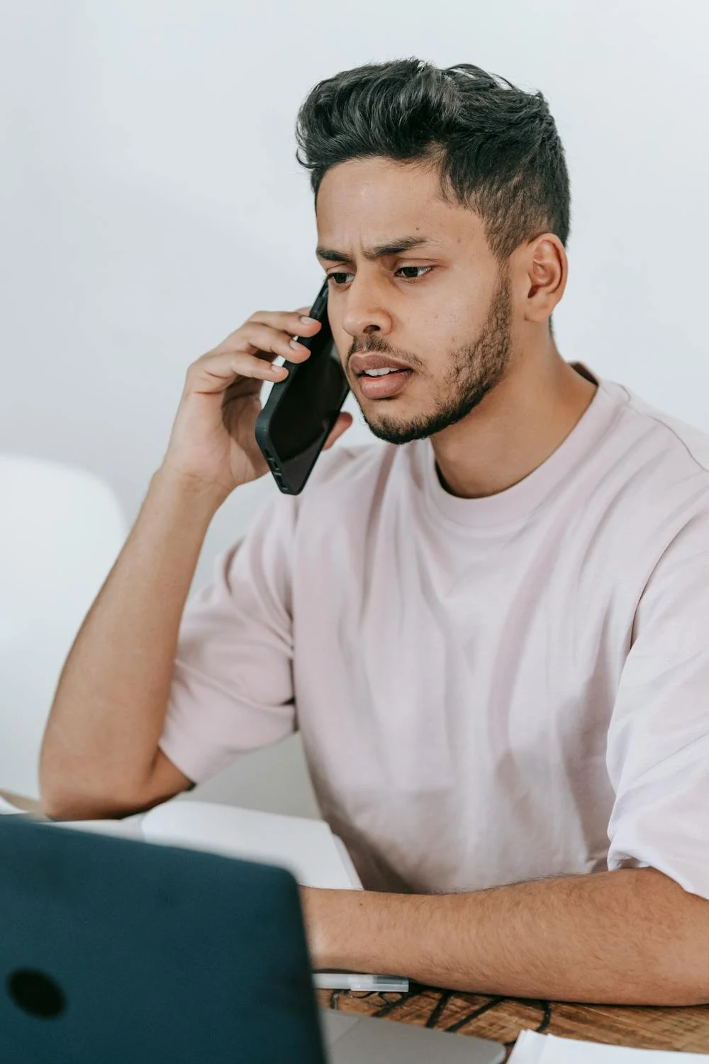 Un hombre serio hablando por teléfono | Fuente: Pexels