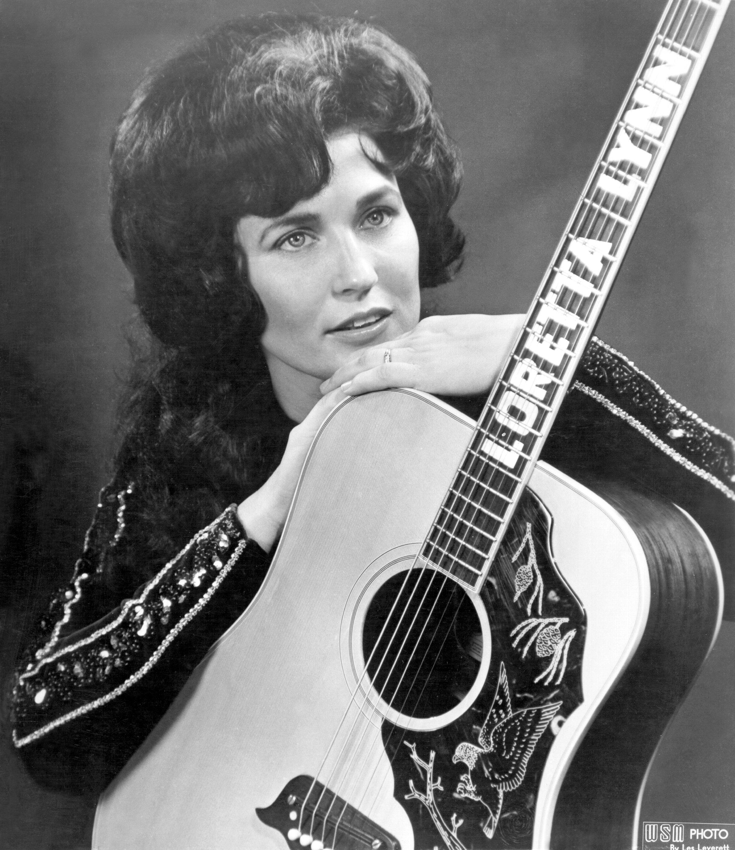 Loretta Lynn posa para un retrato sujetando una guitarra hacia 1961 en Nashville, Tennessee | Fuente: Getty Images