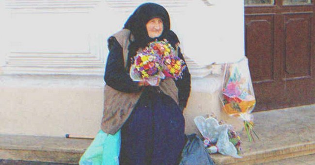 Una mujer vendiendo flores en la calle | Foto: Shutterstock
