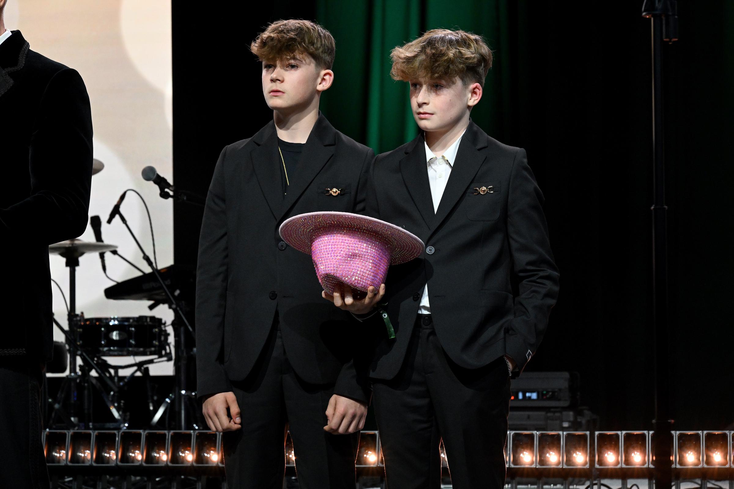 Zachary y Elijah Furnish-John hablan en el escenario durante la fiesta para ver la gala de la Fundación Elton John contra el SIDA, el 2 de marzo de 2025 | Fuente: Getty Images
