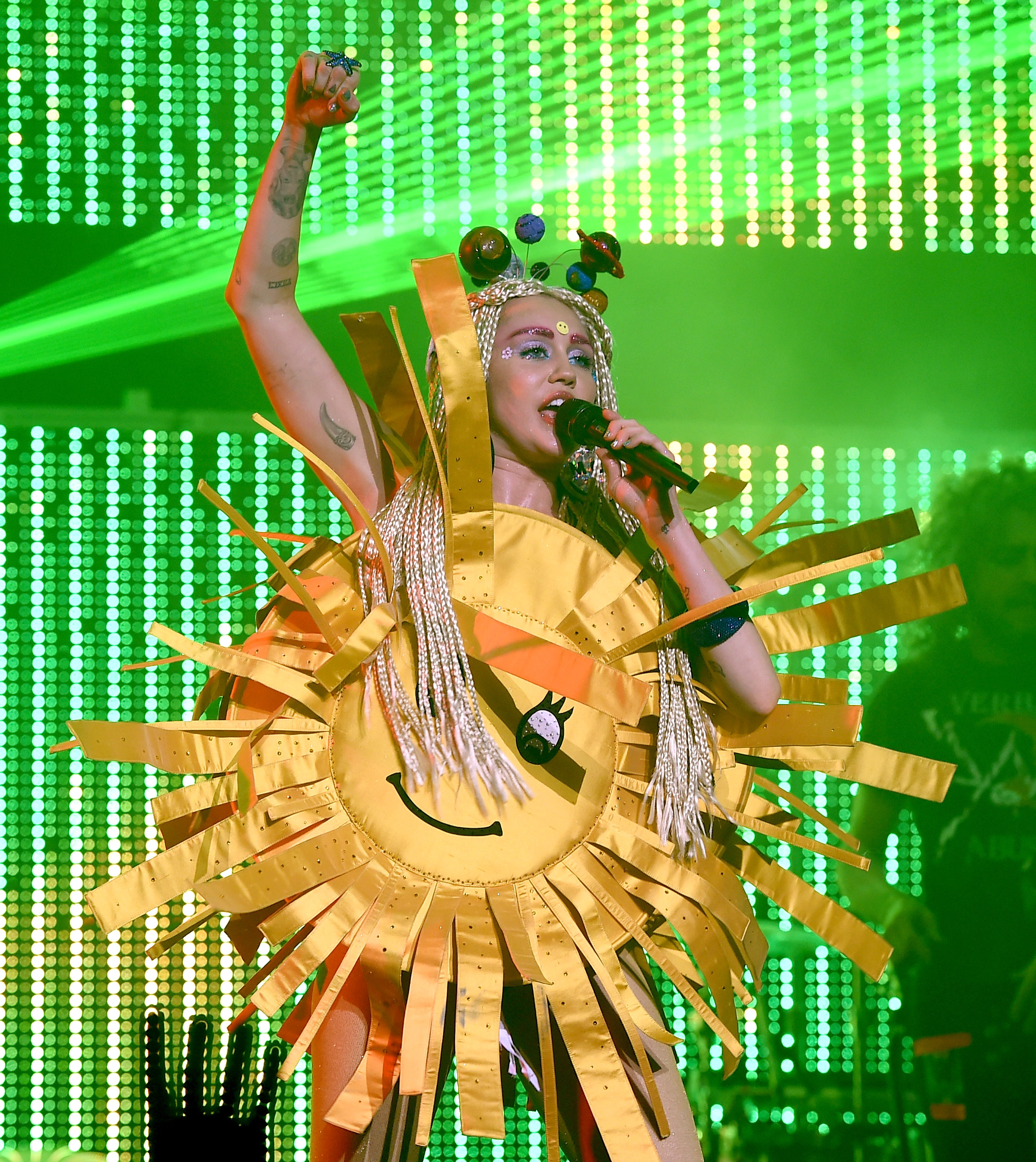 Miley Cyrus actúa en pleno estilo psicodélico con sus Dead Petz en The Wiltern en Los Ángeles el 19 de diciembre de 2015 | Fuente: Getty Images