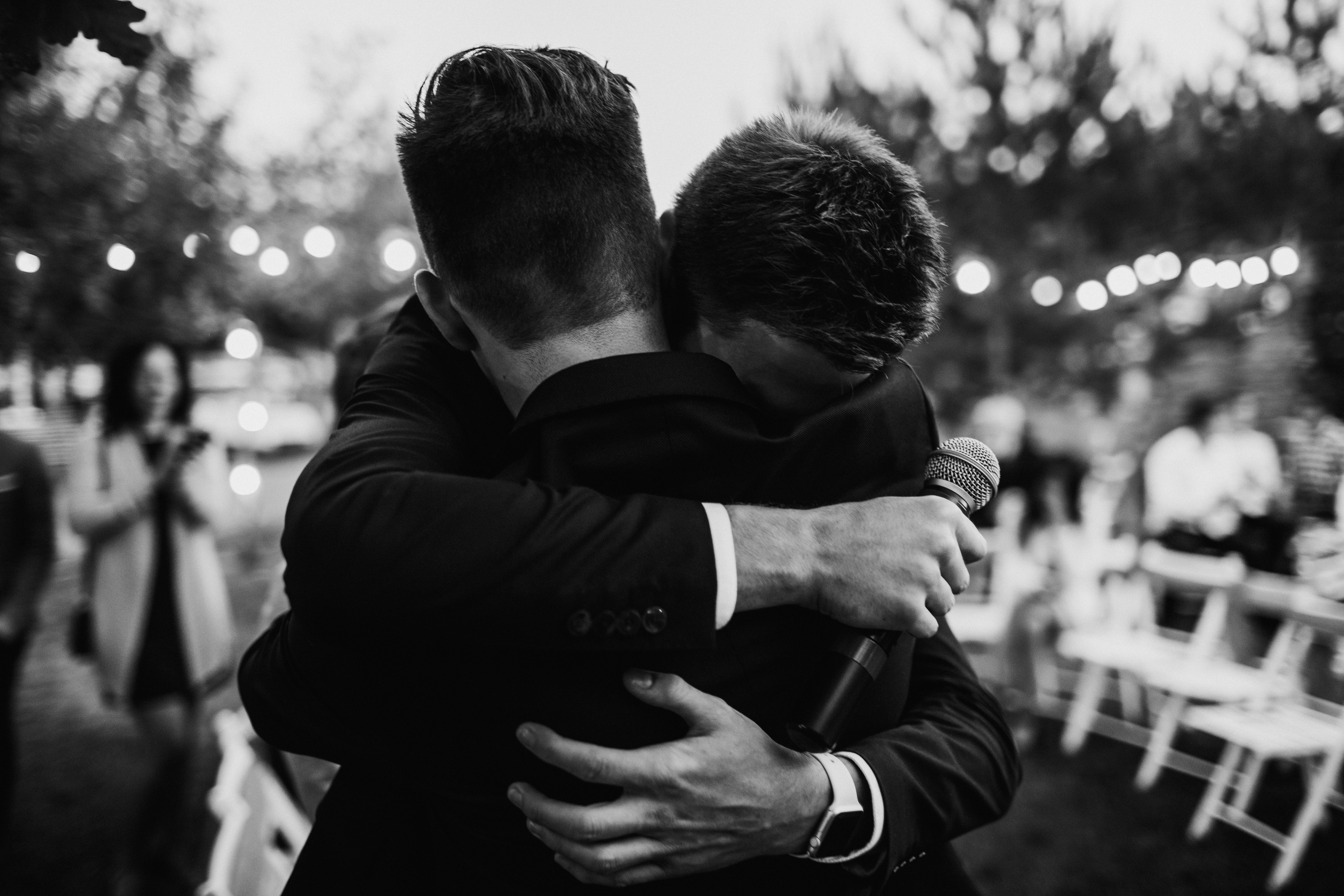 Un novio abraza a su hermano | Foto: Shutterstock