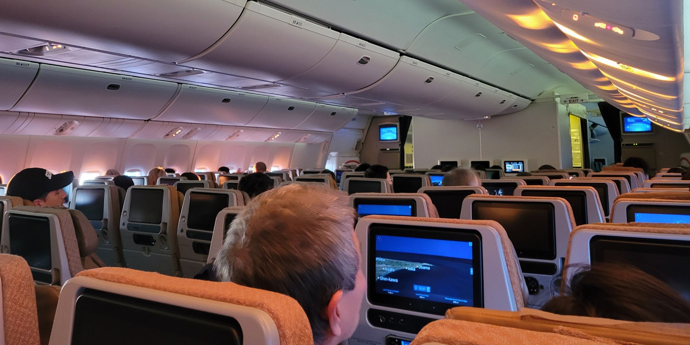 Viajeros en el interior de un avión | Fuente: Shutterstock