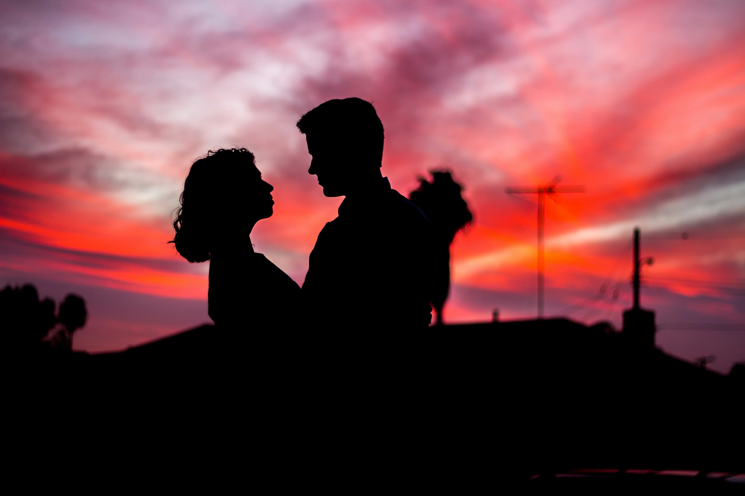 Silueta de una pareja mirándose fijamente | Fuente: Unsplash