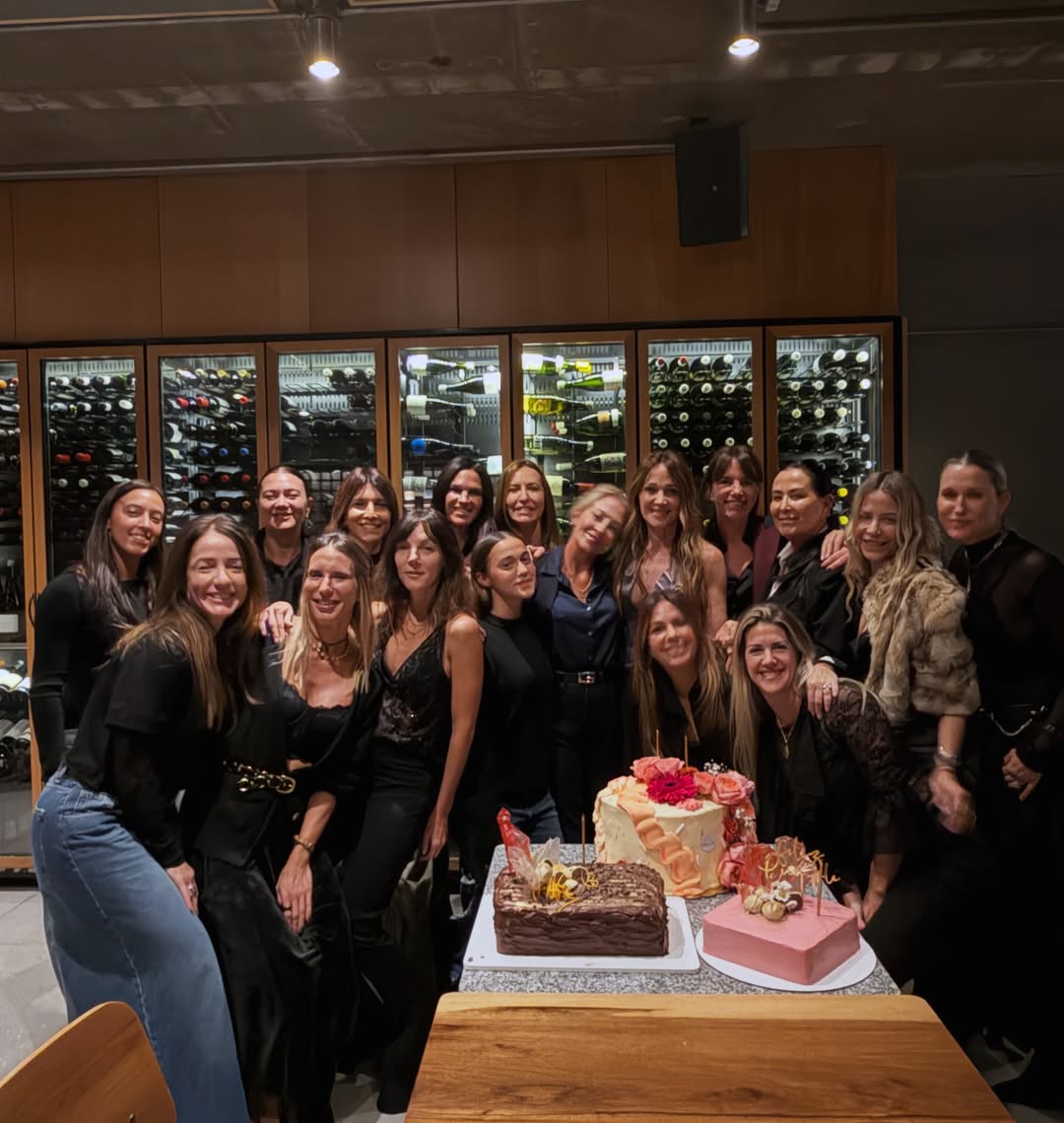 Verónica Lozano junto a varias de sus invitadas a su celebración de cumpleaños | Fuente: Instagram/verolozanovl