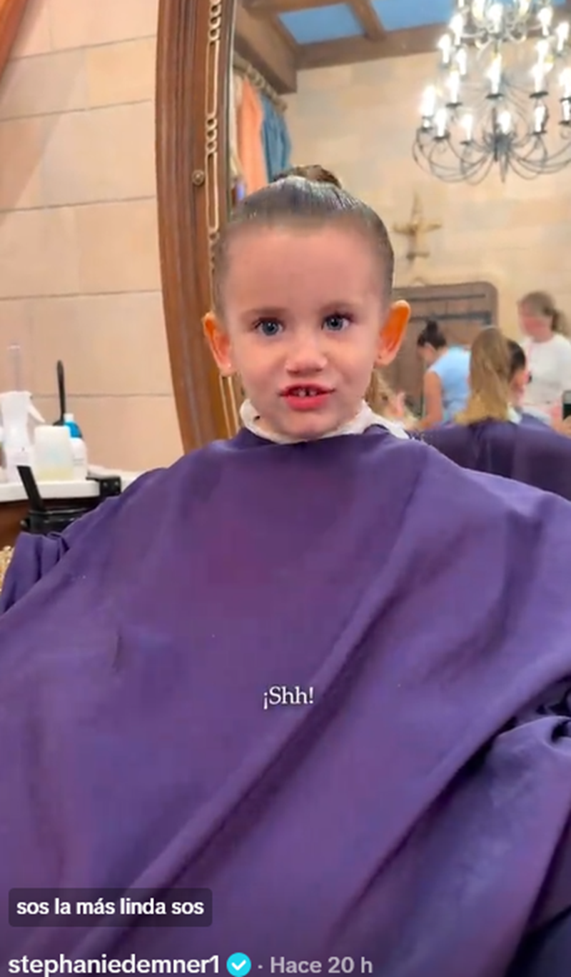 Arianna, hija de Stephanie Demner, siendo atendida por una estilista de la tienda de ropa en Disney | Fuente: TikTok/stephaniedemner1