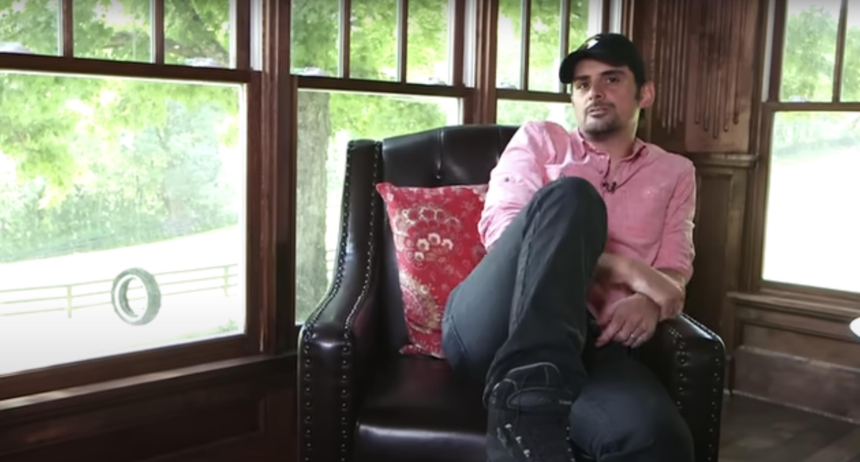 Brad Paisley fotografiado dentro del bar de su casa, en septiembre de 2014 | Fuente: YouTube/People