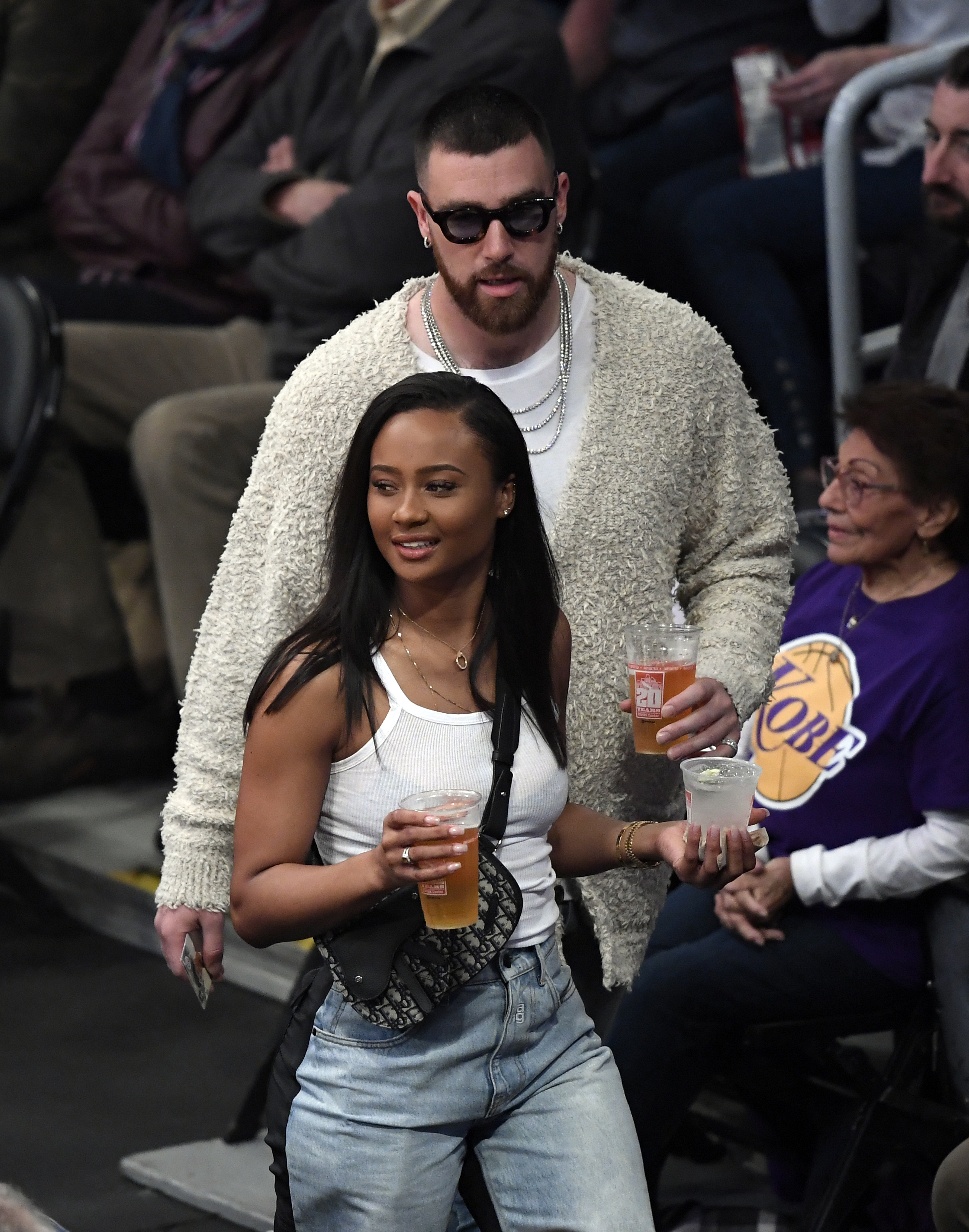 Travis Kelce y Kayla Nicole asisten al partido de baloncesto entre Los Angeles Lakers y Memphis Grizzlies el 21 de febrero de 2020, en Los Angeles, California. | Fuente: Getty Images