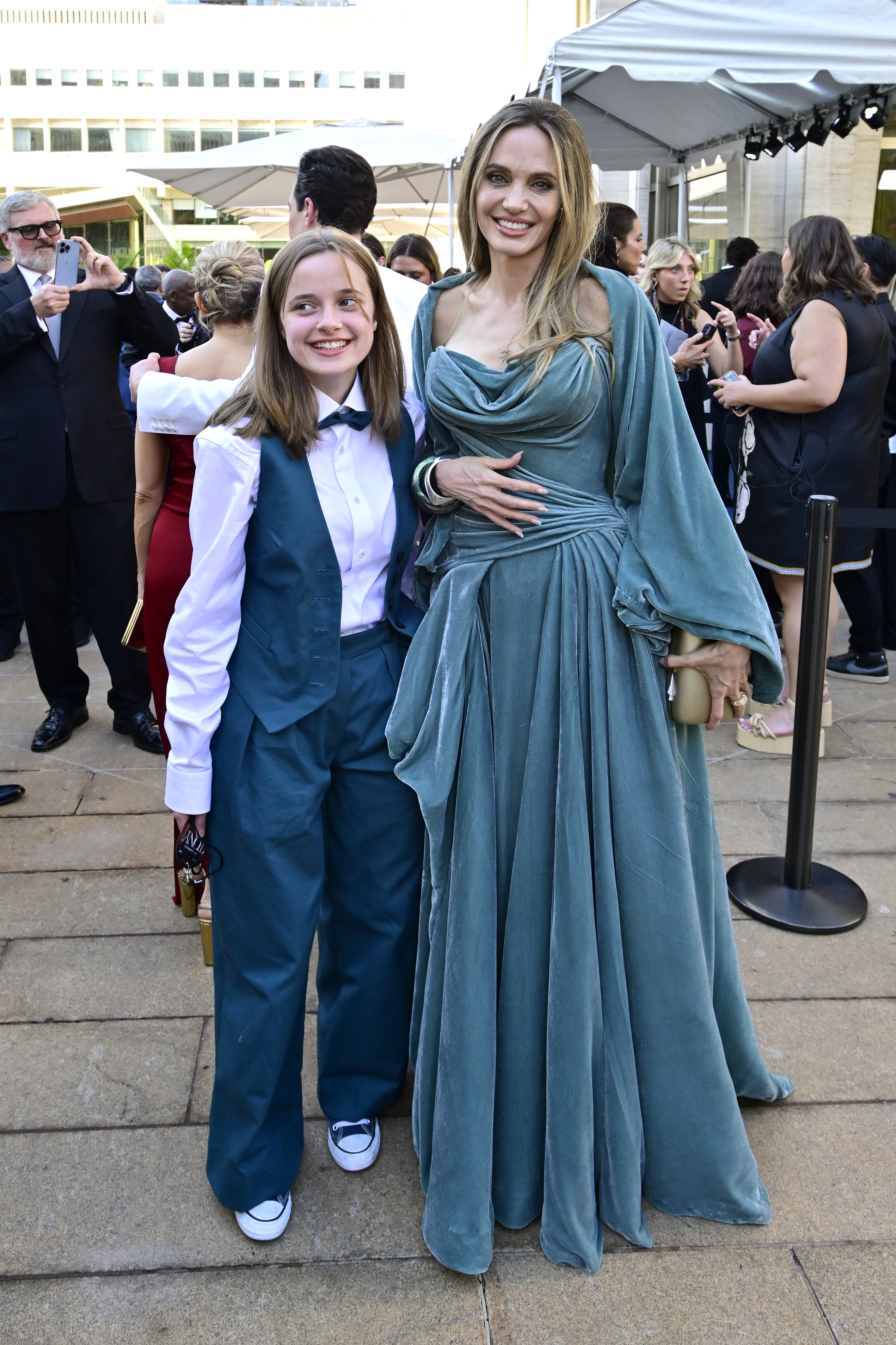 Vivienne Jolie-Pitt y Angelina Jolie acuden al evento de FIJI Water en la 77.ª edición de los Premios Tony, el 16 de junio de 2024 | Fuente: Getty Images