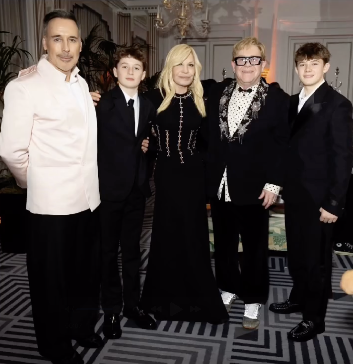 Elton John posa con David Furnish, Donatella Versace y sus hijos, Zachary y Elijah, durante un acto formal | Fuente: Instagram/edward_enninful