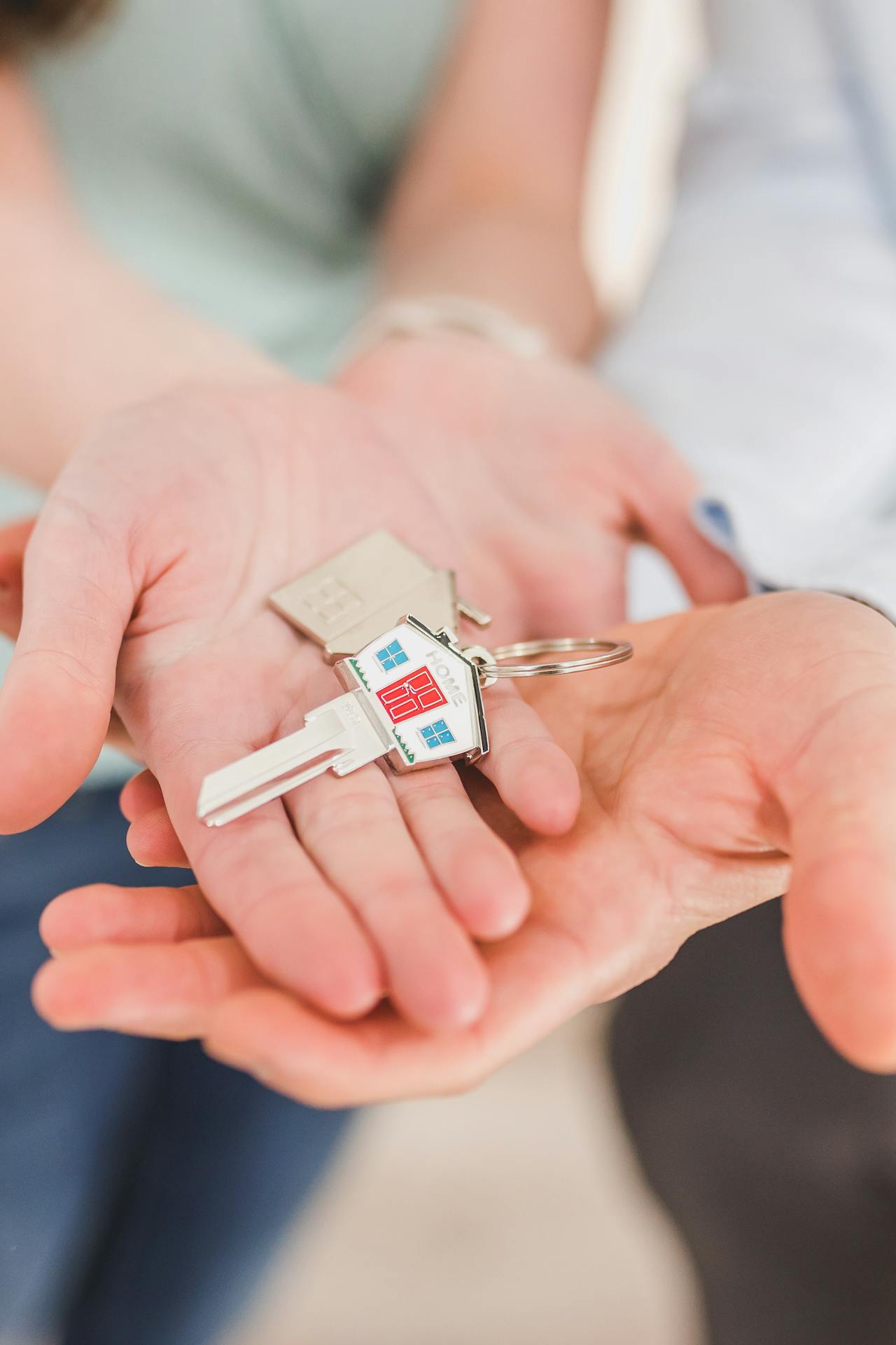 Una pareja sosteniendo la llave de una casa | Fuente: Pexels