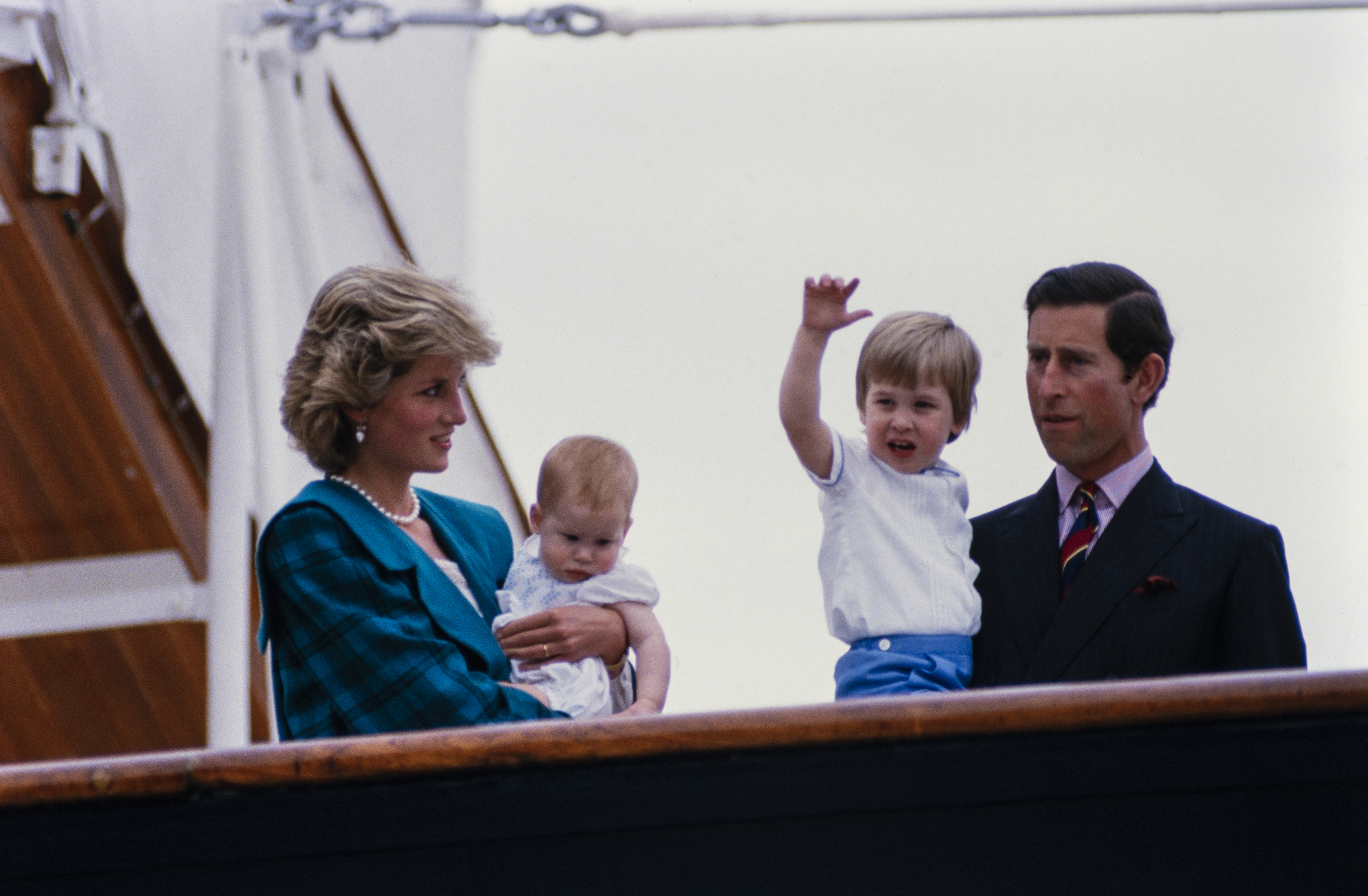 Diana, princesa de Gales, y Charles, príncipe de Gales, sostienen a los Príncipes Harry y William el 5 de mayo de 1985 en Venecia, Italia | Fuente: Getty Images