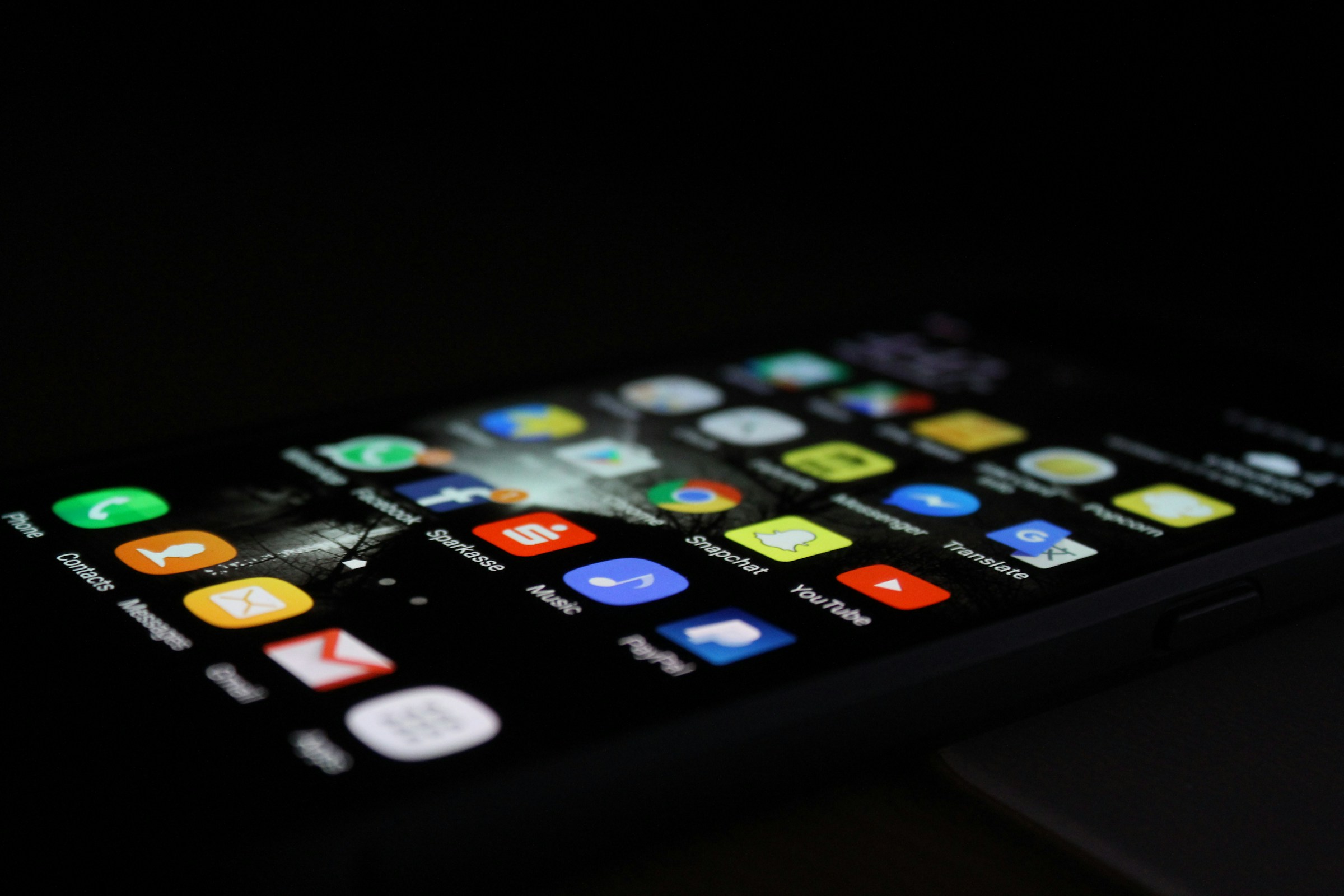 Primer plano de un teléfono | Fuente: Unsplash