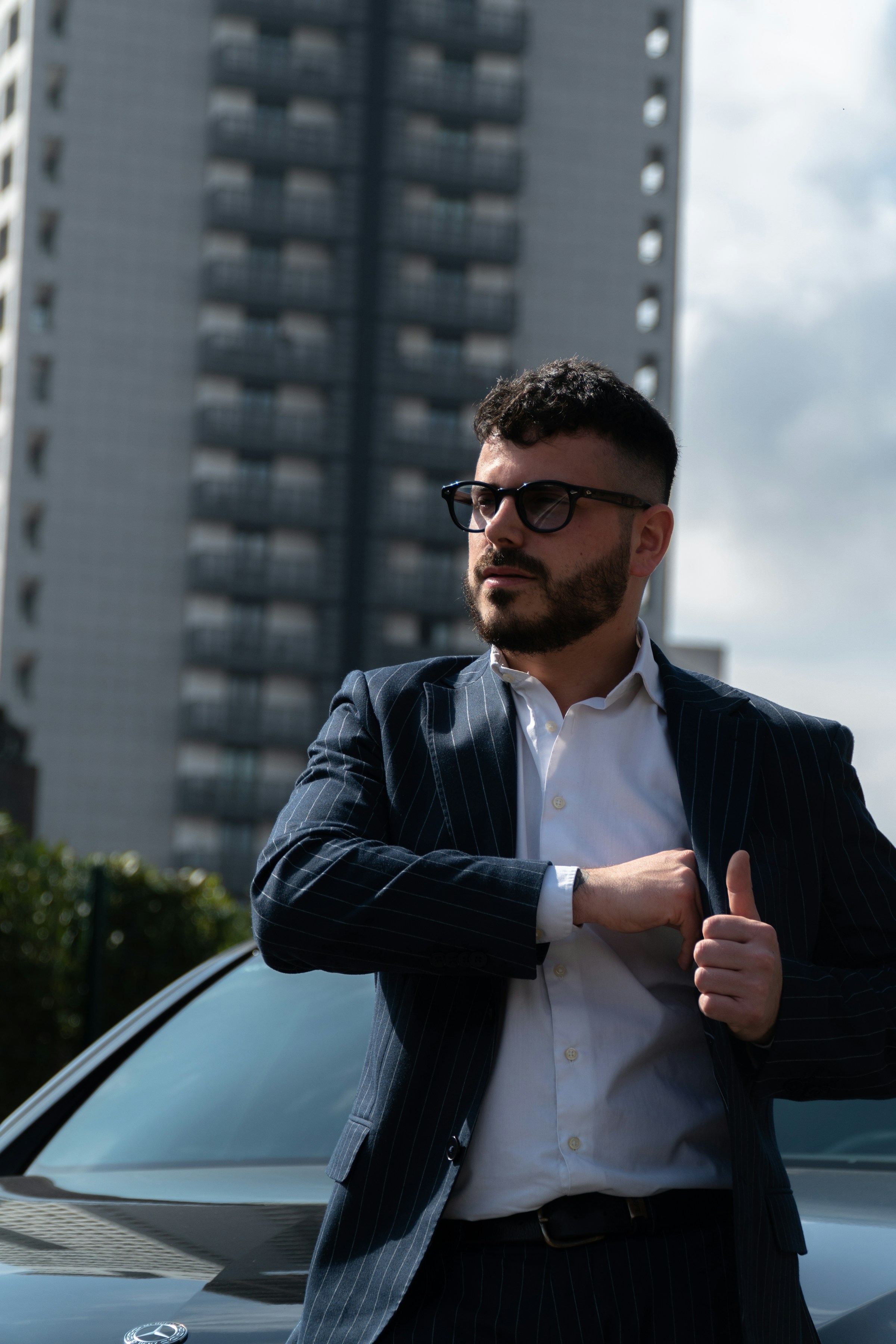 Un hombre esperando junto a un automóvil | Fuente: Unsplash