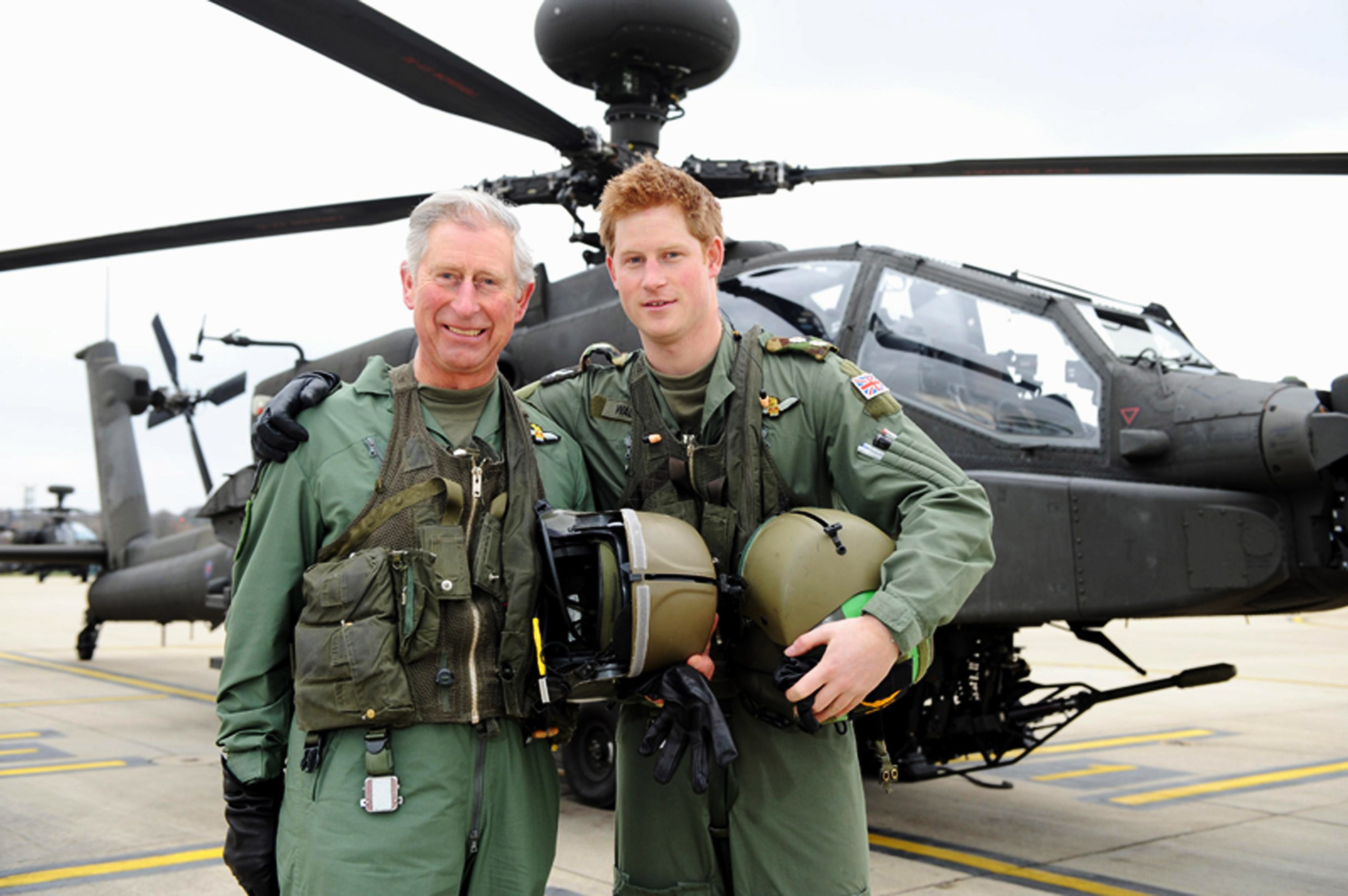 El príncipe Harry y su padre, el príncipe Charles, en el Centro de Aviación del Ejército el 21 de marzo de 2011 en Middle Wallop, Inglaterra | Fuente: Getty Images