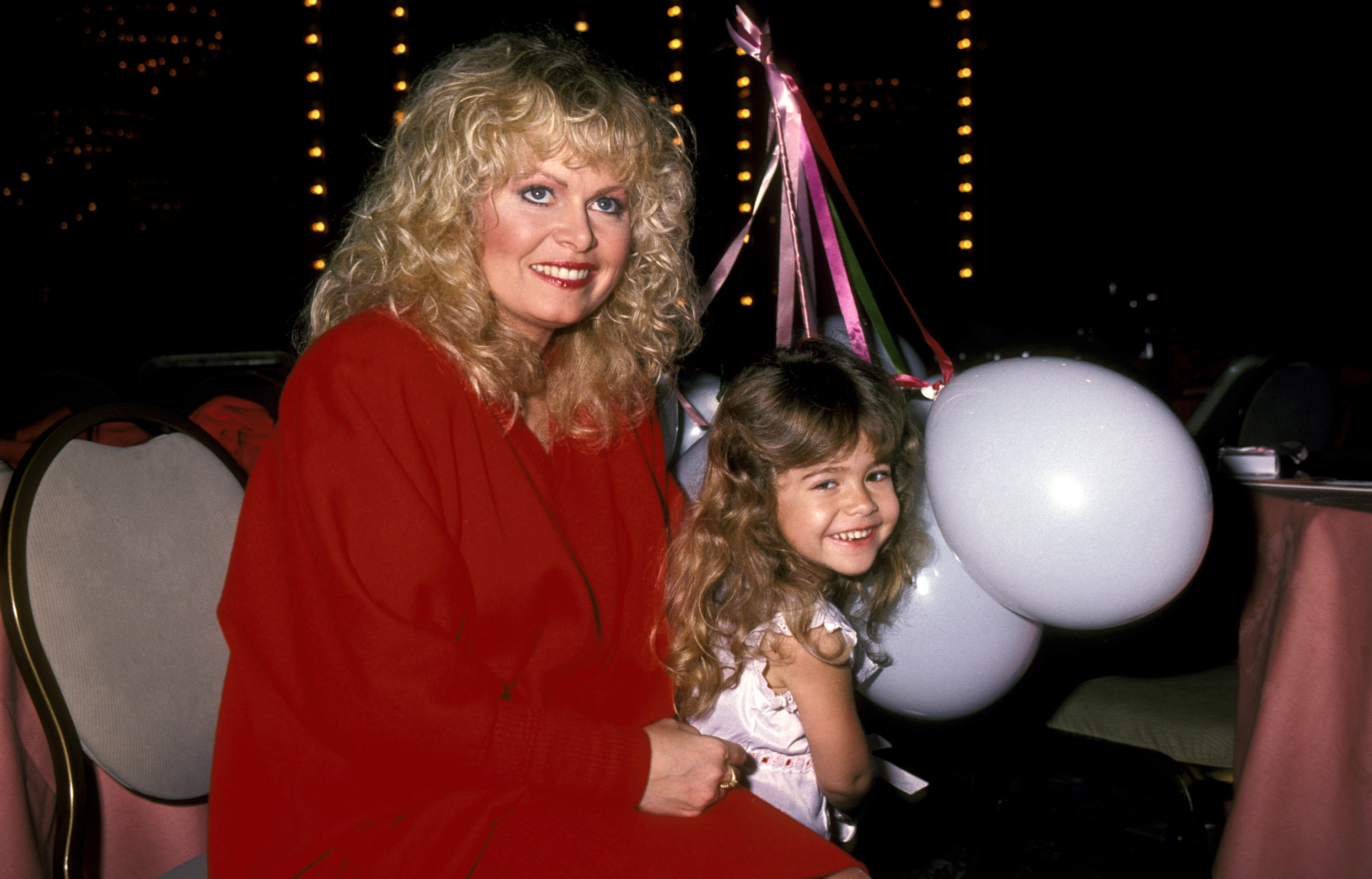 La actriz y su hija Samantha Rader durante el desfile de moda de madres e hijas famosas de la Young Musicians Foundation en 1983 en Beverly Hills, California | Fuente: Getty Images