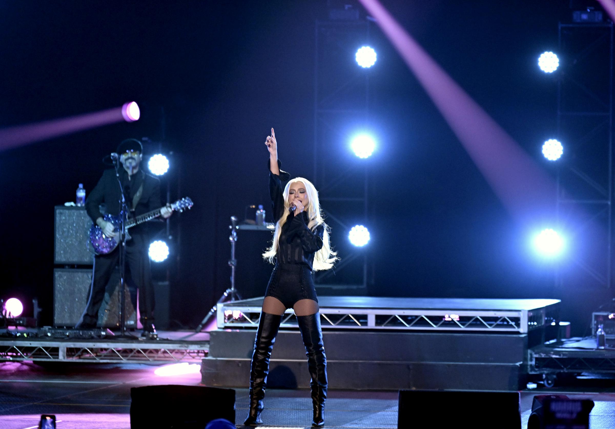 Christina Aguilera actúa durante el mitin de la campaña electoral de Harris-Walz en el MGM Grand Garden Arena de Las Vegas, Nevada, el 4 de noviembre de 2024 | Fuente: Getty Images