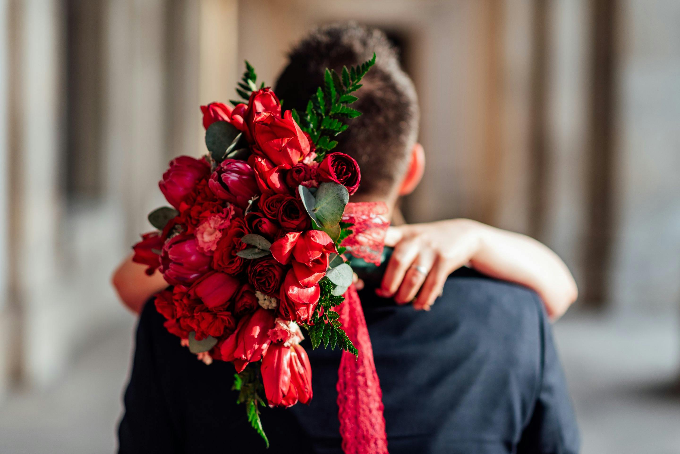 Una mujer abrazando a un hombre | Fuente: Pexels