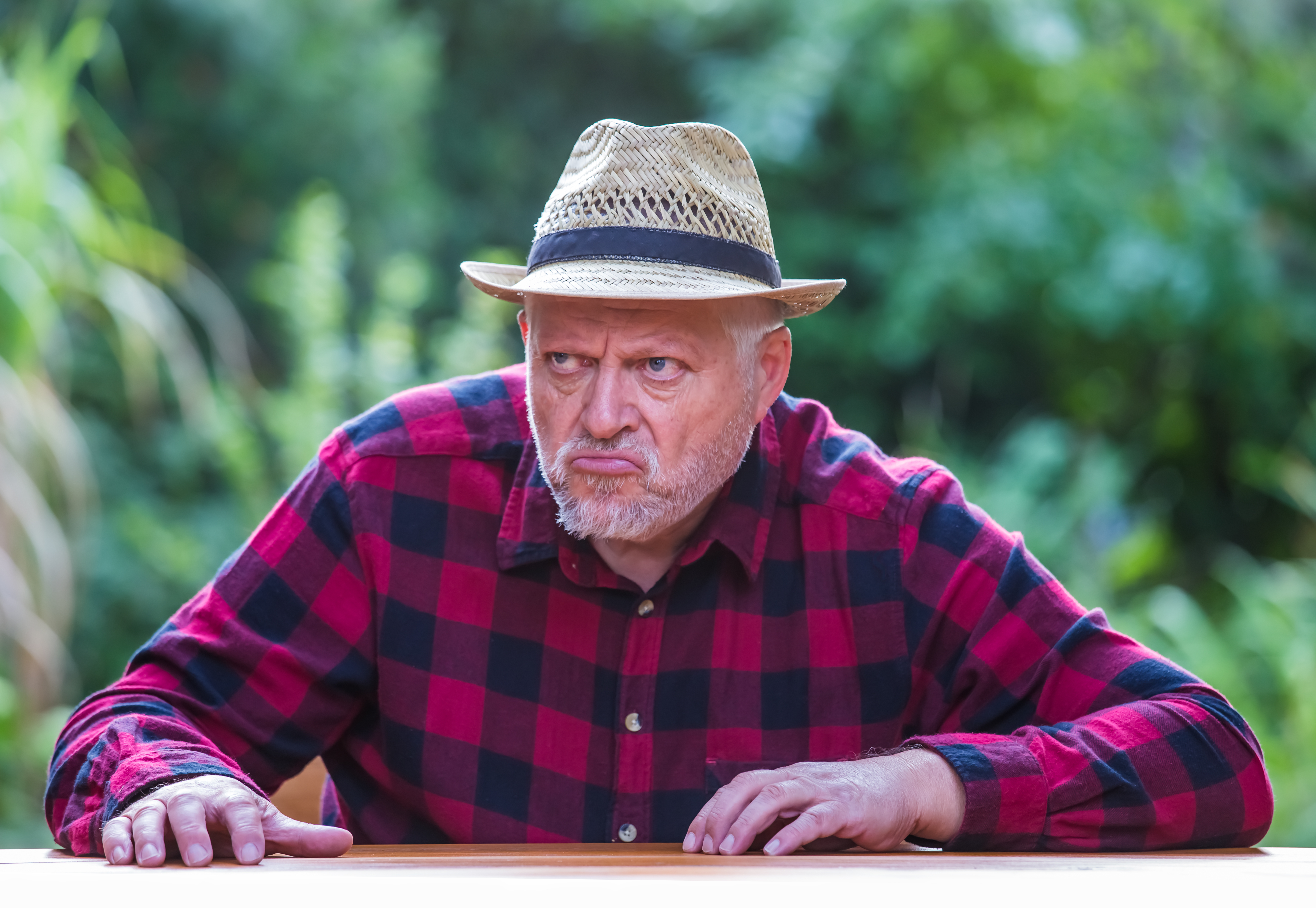 Anciano enfadado | Fuente: Shutterstock