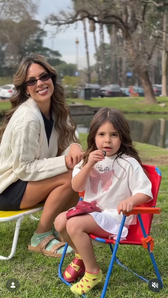 Sarah Burlando junto a su madre Barby Franco durante una producción fotográfica al aire libre | Fuente: Instagram/mediasfloydok