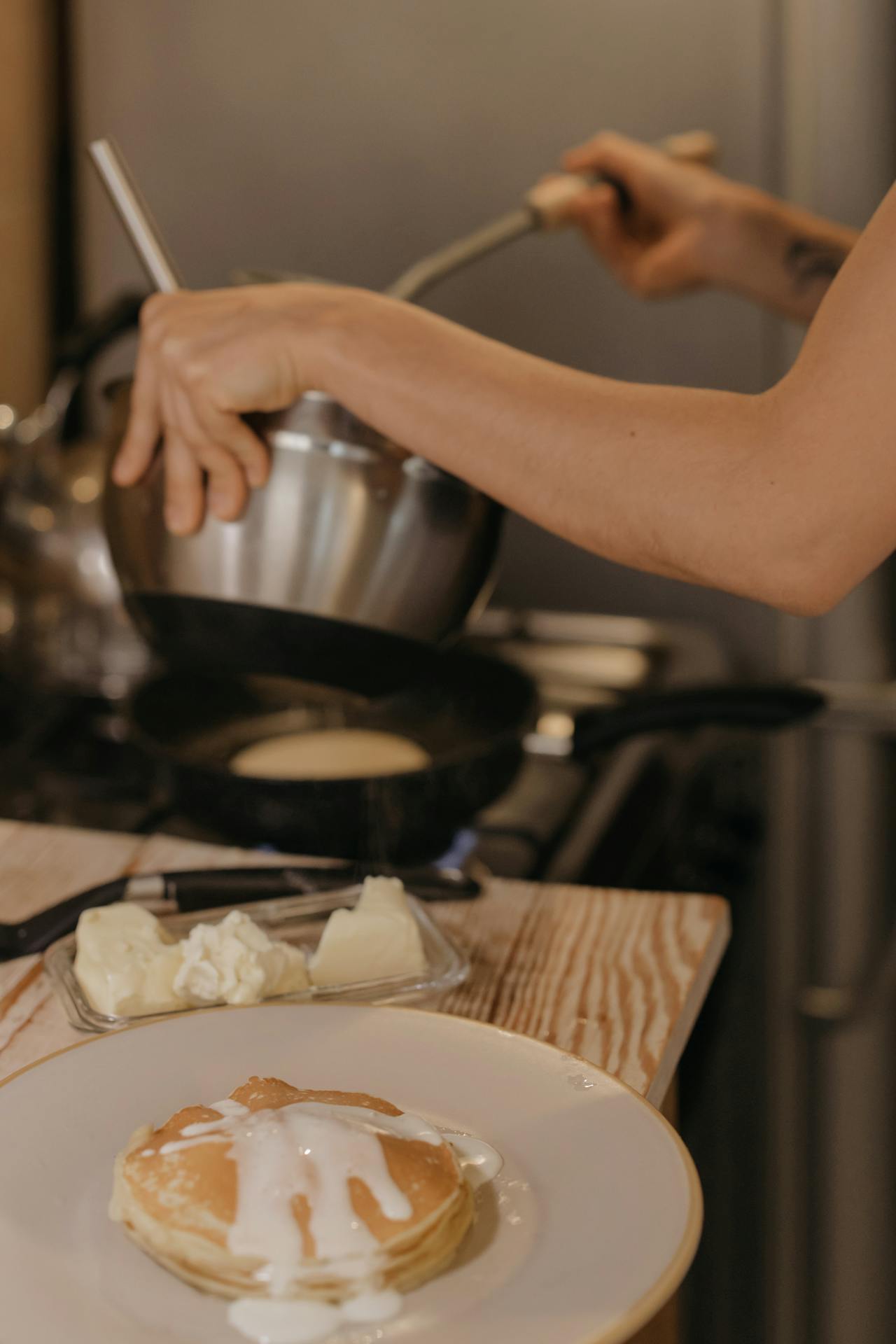 Una mujer haciendo tortitas | Fuente: Pexels