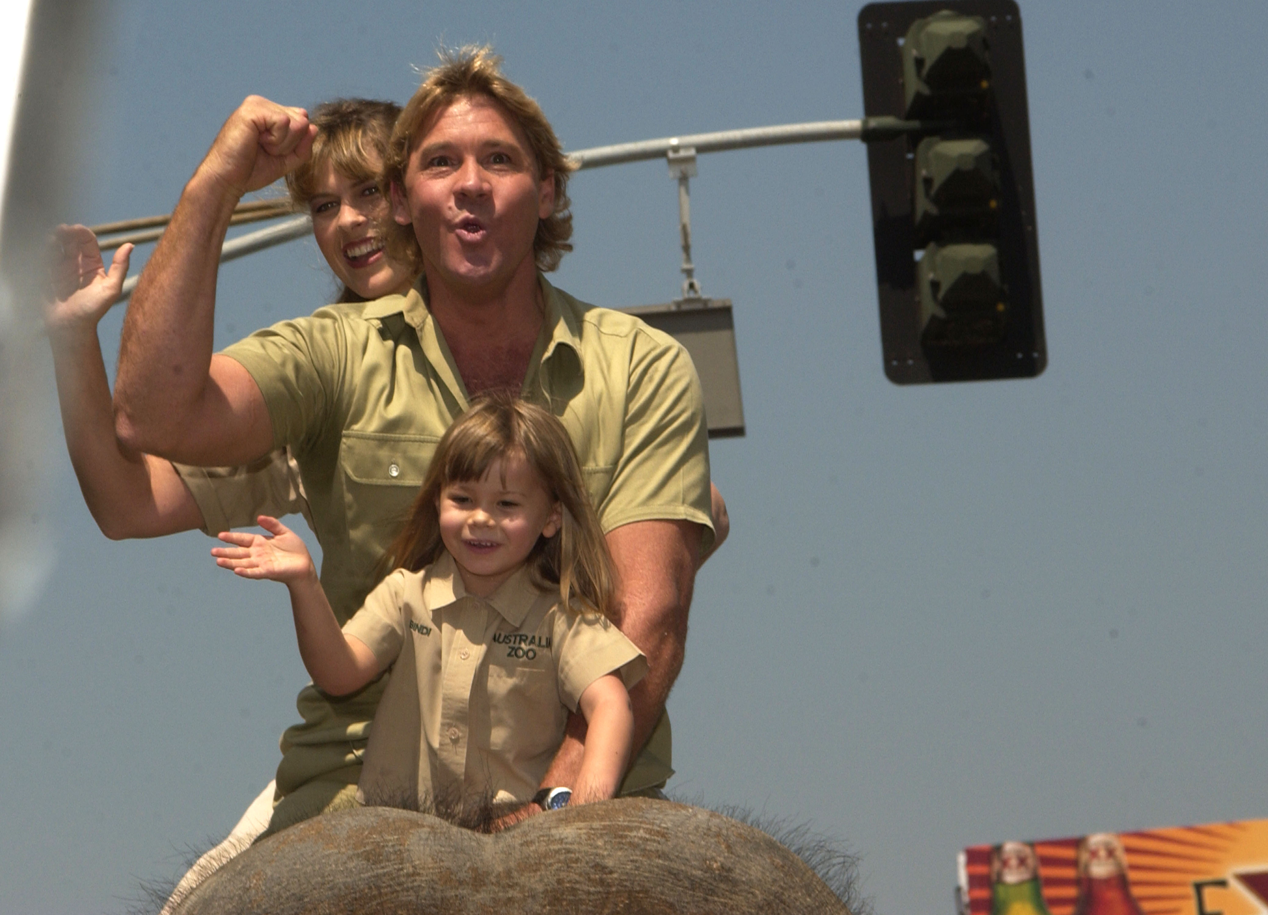 Terri, Steve y Bindi Irwin en el estreno de "The Crocodile Hunter: Collision Course", 2002 | Fuente: Getty Images