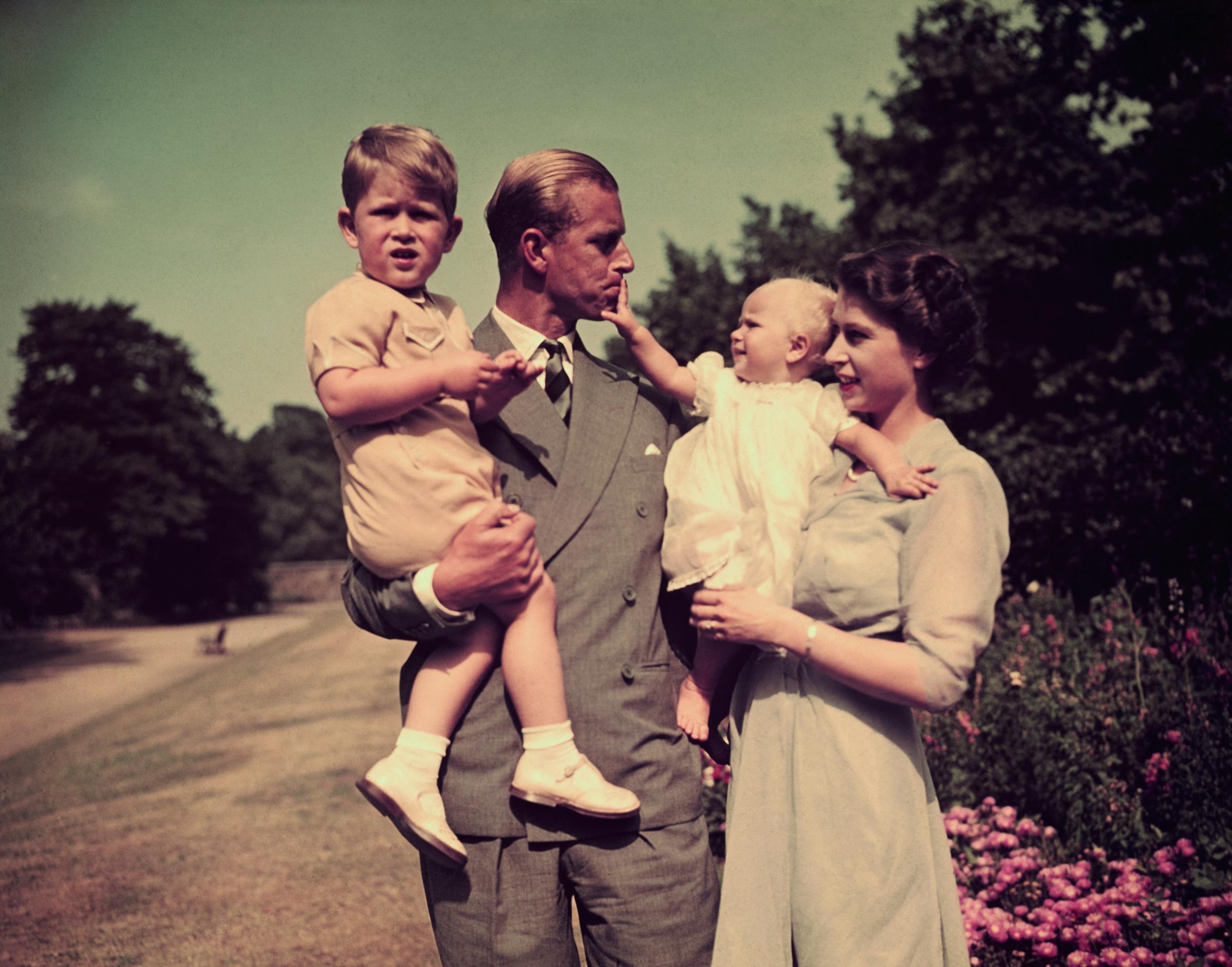 El príncipe Philio, duque de Edimburgo, y la reina Elizabeth II con sus hijos, el rey Charles III y la princesa Anne, hacia 1951. | Fuente: Getty Images