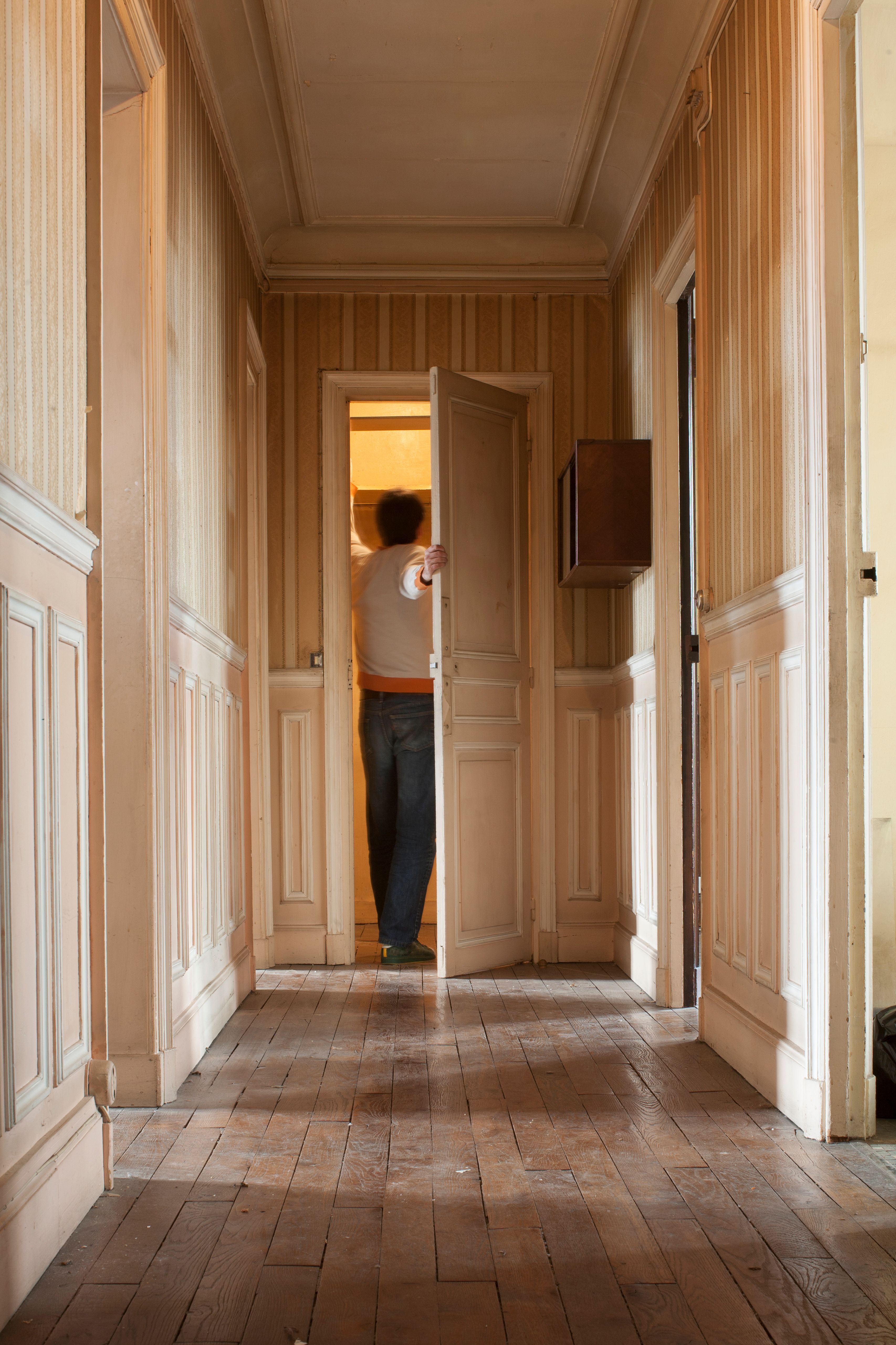 Hombre abriendo una puerta | Foto: Getty Images
