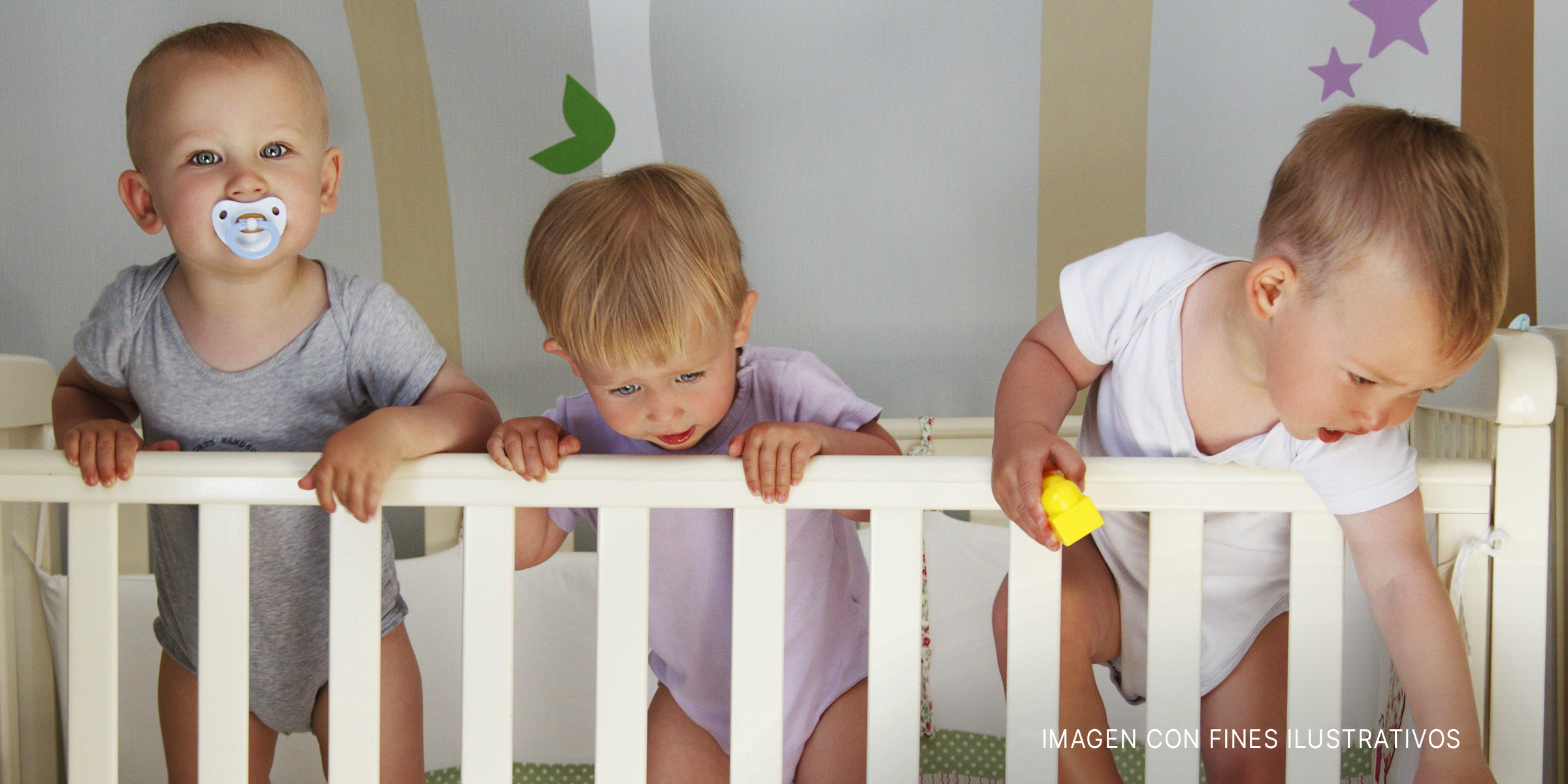 Tres bebés en una cuna | Fuente: Shutterstock
