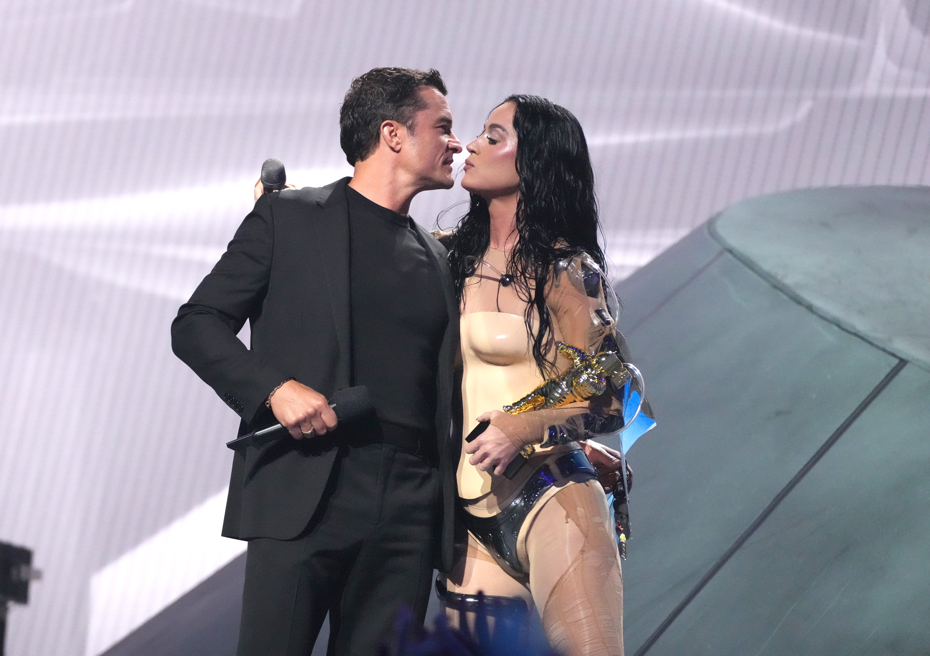 Katy Perry acepta el premio MTV Video Vanguard de manos de Orlando Bloom en el escenario durante los MTV Video Music Awards 2024 en Elmont, Nueva York, el 11 de septiembre de 2024 | Fuente: Getty Images