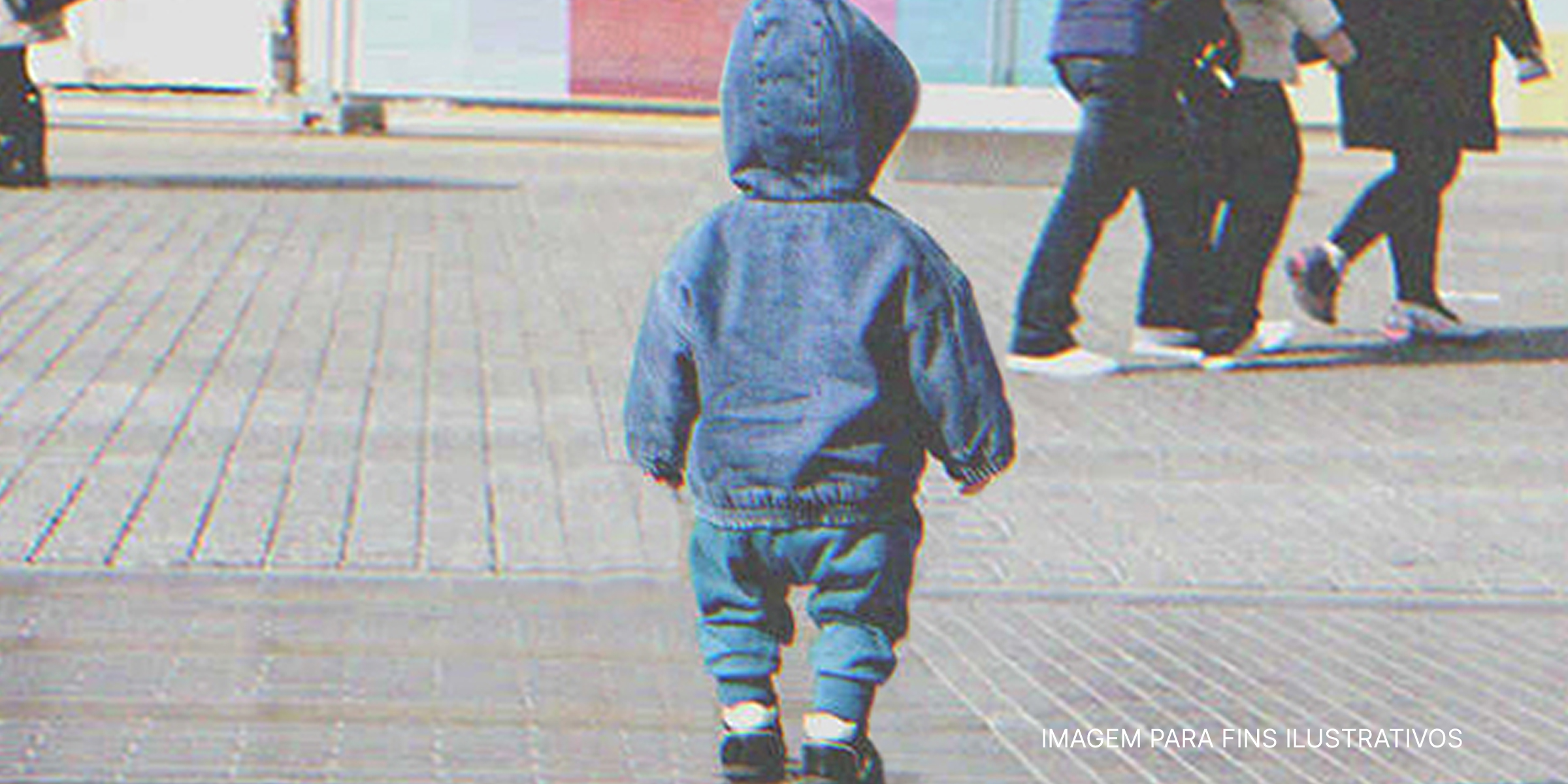 Menino pequeno na rua. | Foto: Shutterstock