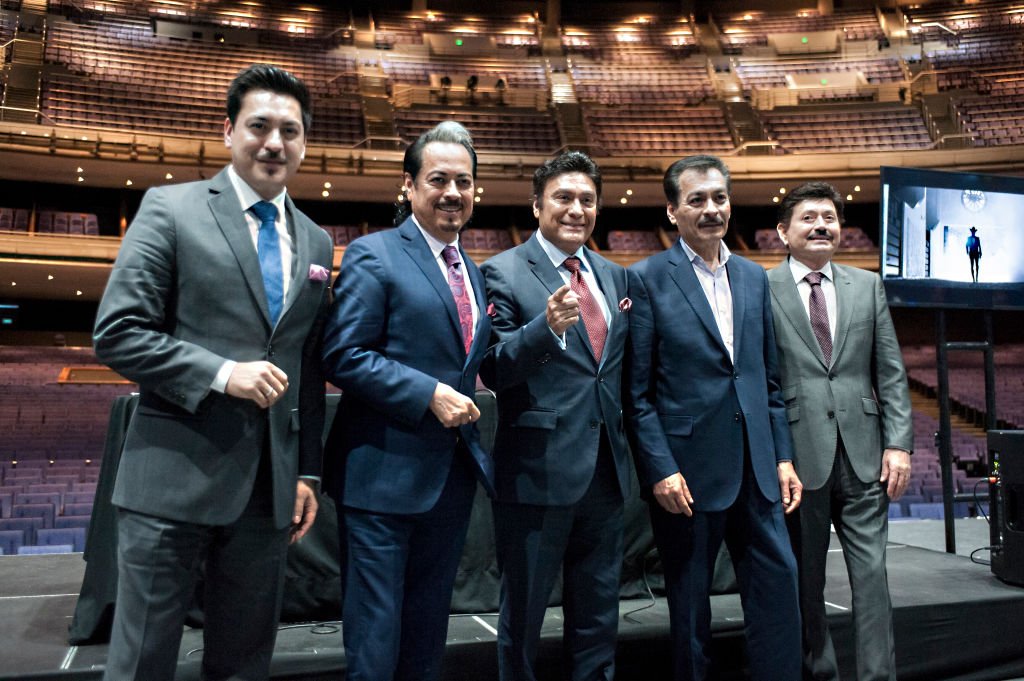Luis Hernández, Hernán Hernández, Jorge Hernández, Eduardo Hernández y Óscar Lara posan para una foto durante una conferencia de prensa en México.| Fuente: Getty Images