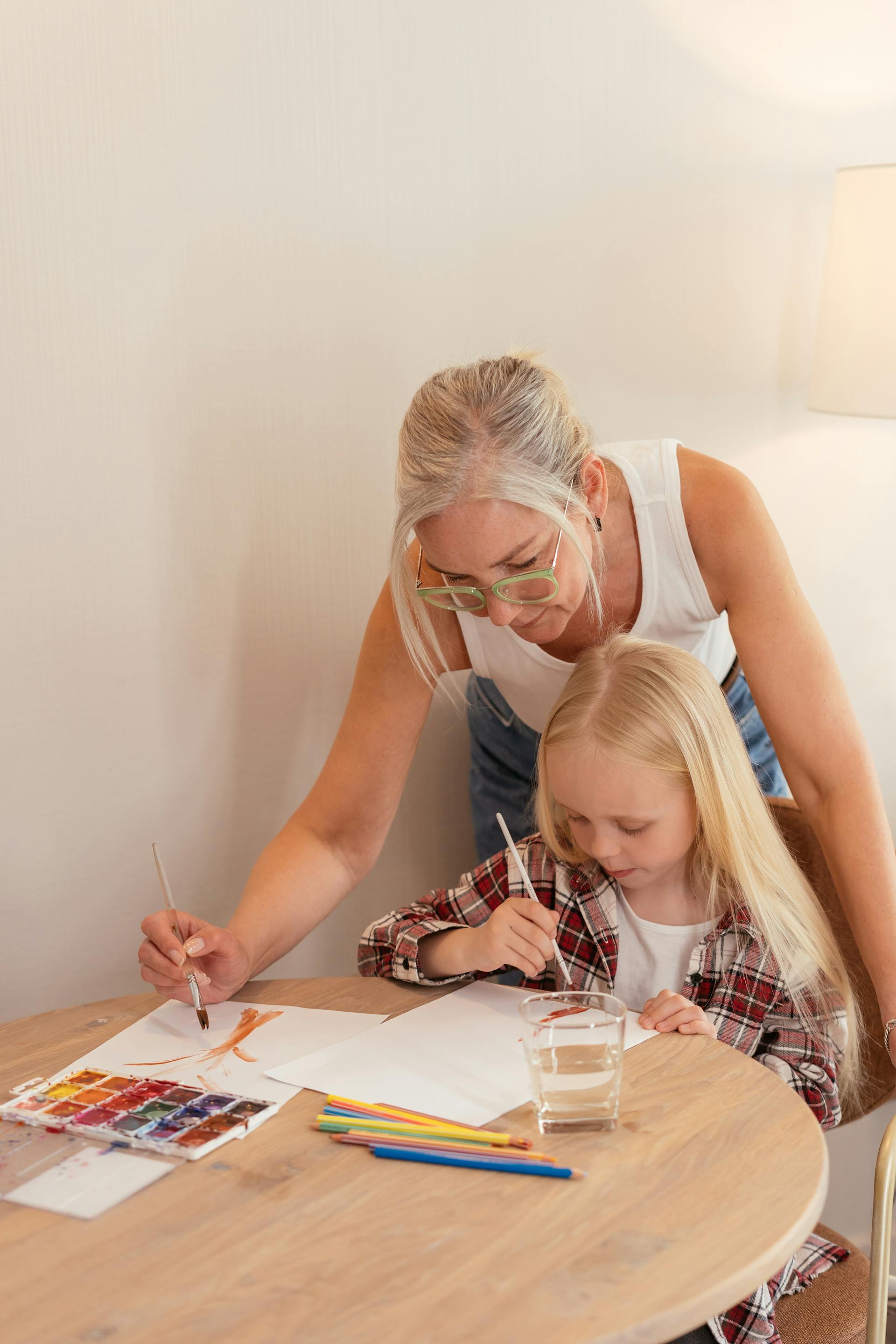 Una mujer haciendo una actividad con una niña | Fuente: Pexels
