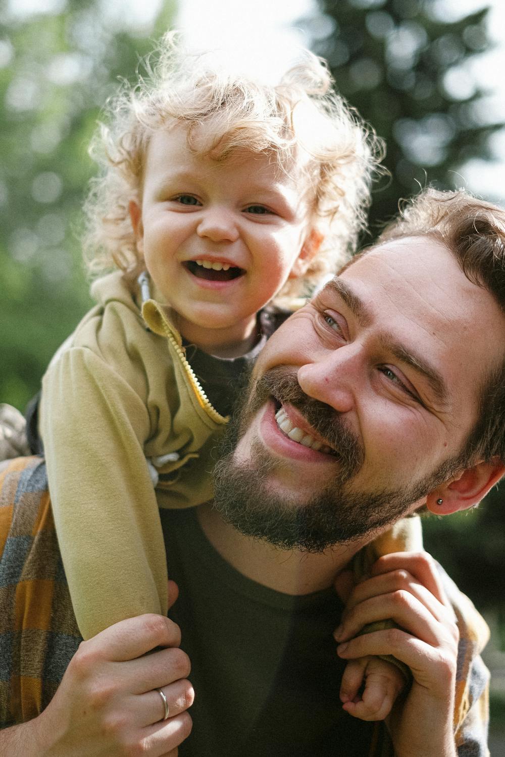 Un hombre jugando con su hijo ⏐ Fuente: Pexels