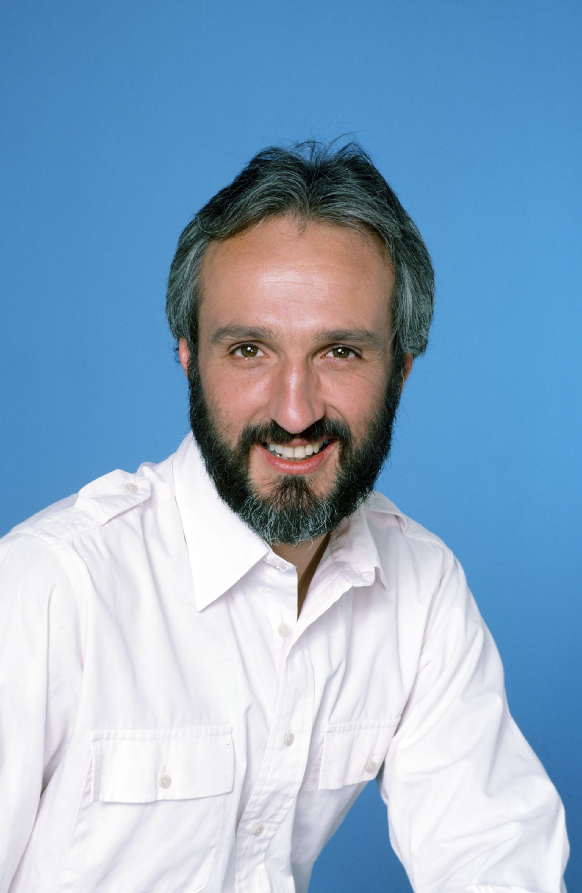 Una imagen sin fecha de Michael Gross en el plató de "Family Ties" | Fuente: Getty Images