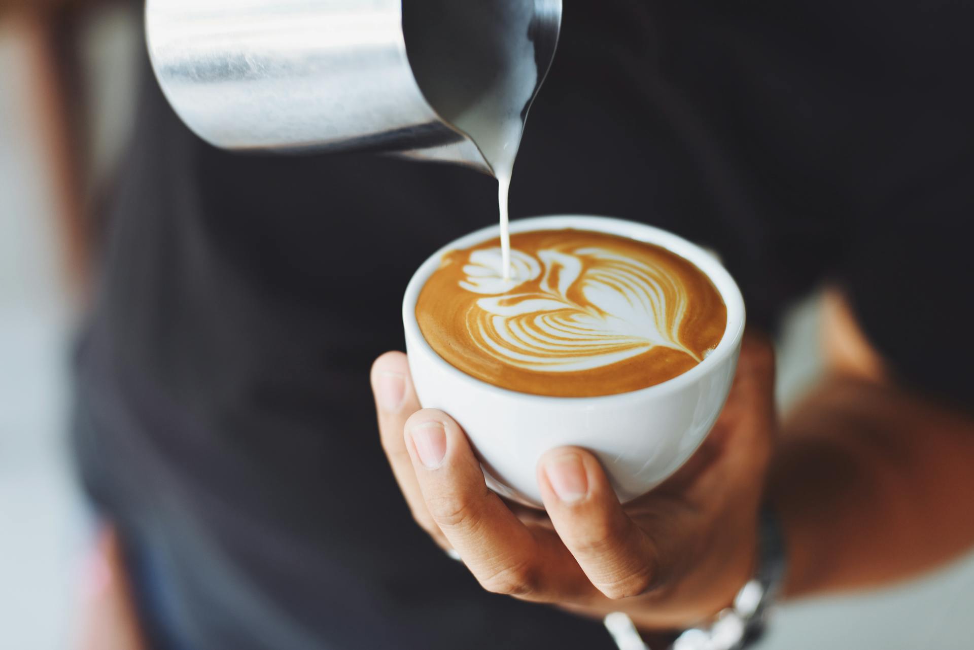 Un hombre haciendo café | Fuente: Pexels