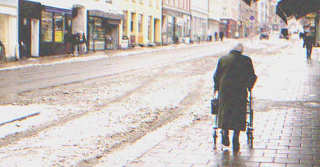 Una anciana caminando sola por la calle | Foto: Shuttertock