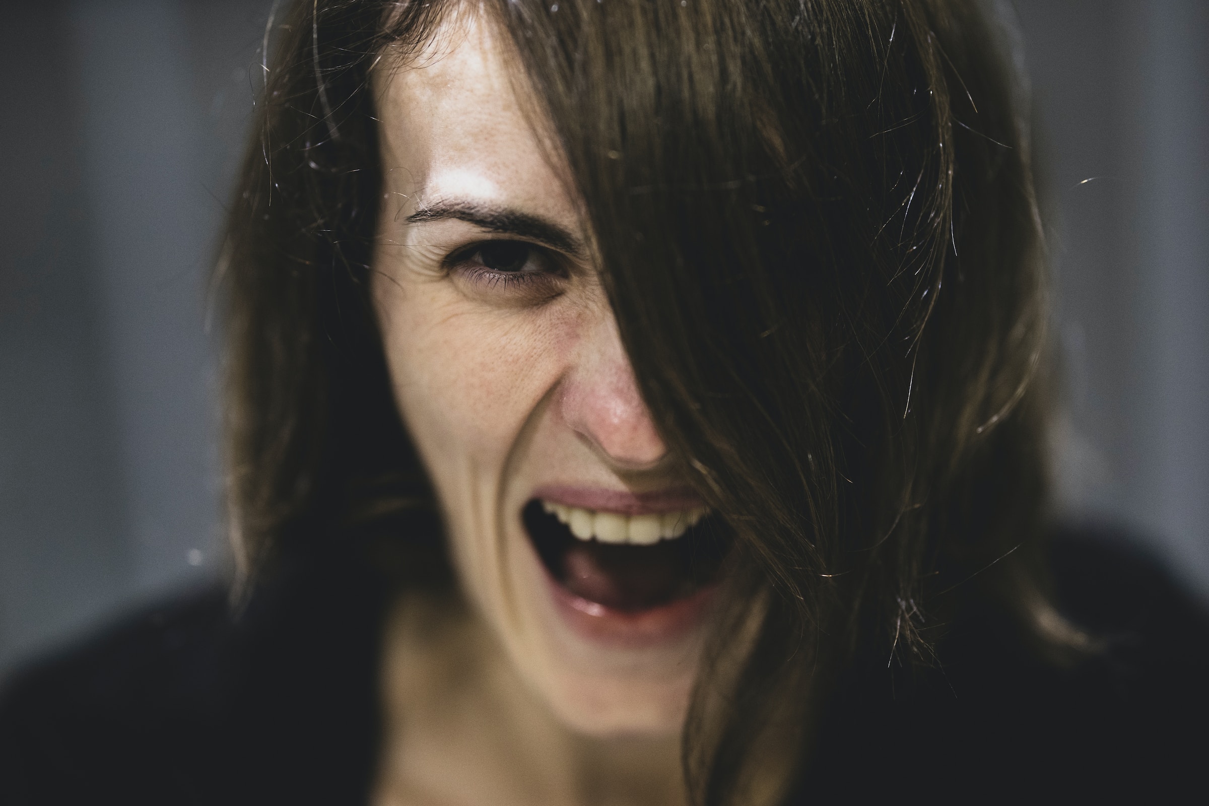 Una mujer gritando | Fuente: Unsplash