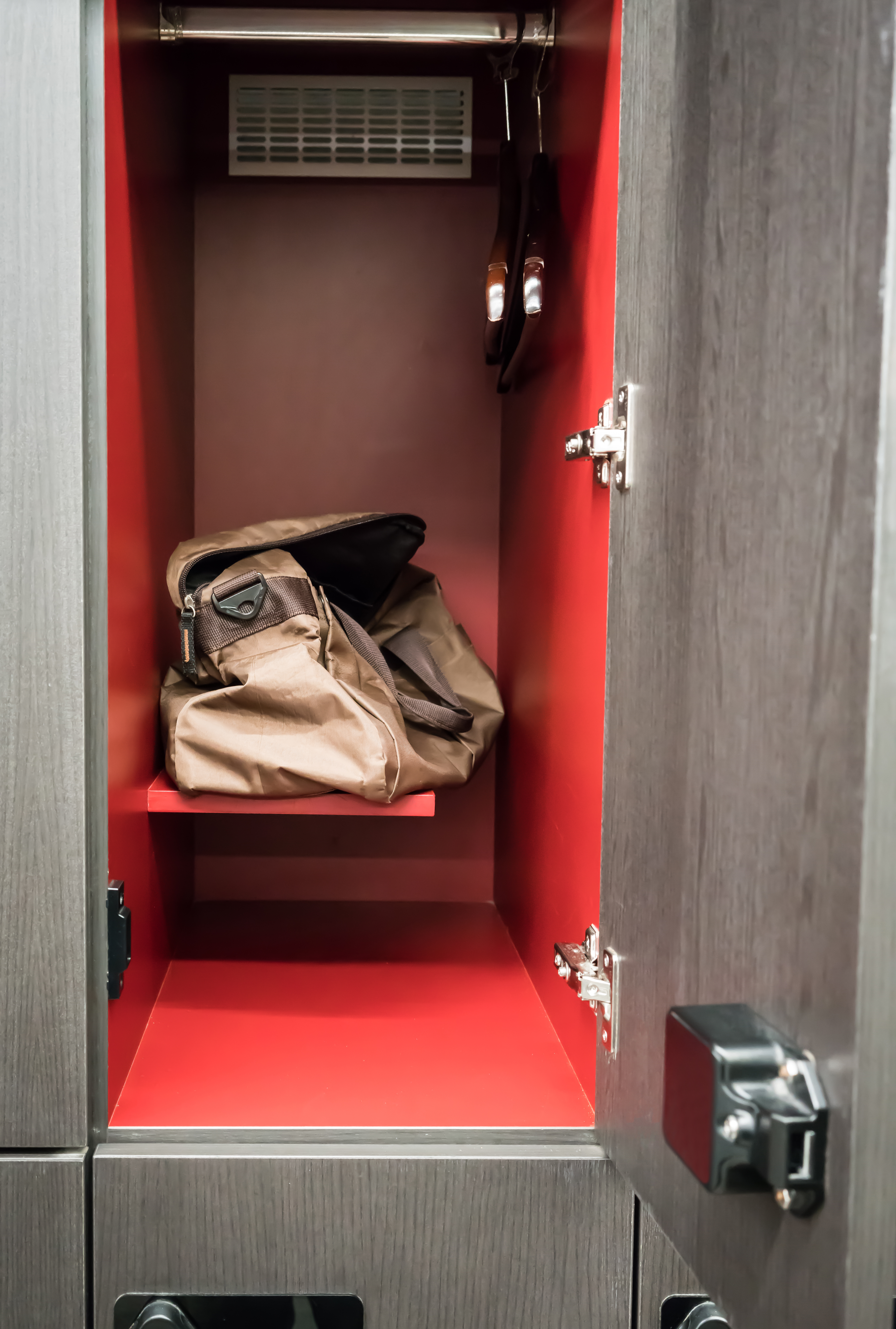 Un bolso de deporte en un armario | Foto: Shutterstock