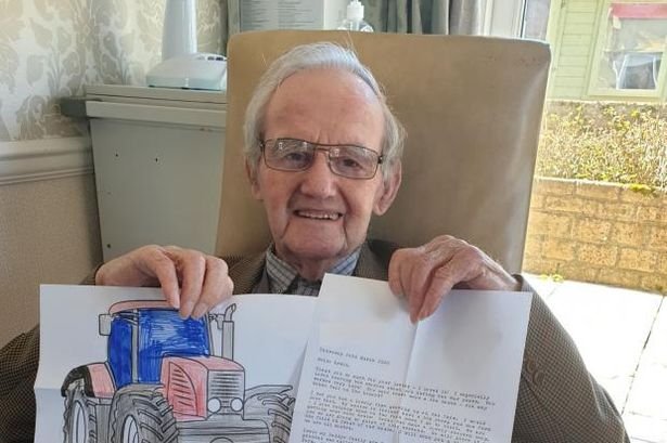 El anciano mostrando algunas de las cartas de Michael. │ Foto: Twitter/ lentaruofficial