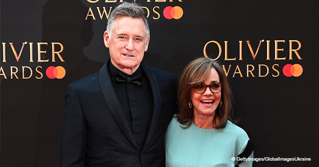 Sally Field, de 72 años, se roba la atención en la alfombra roja con un hermoso vestido azul