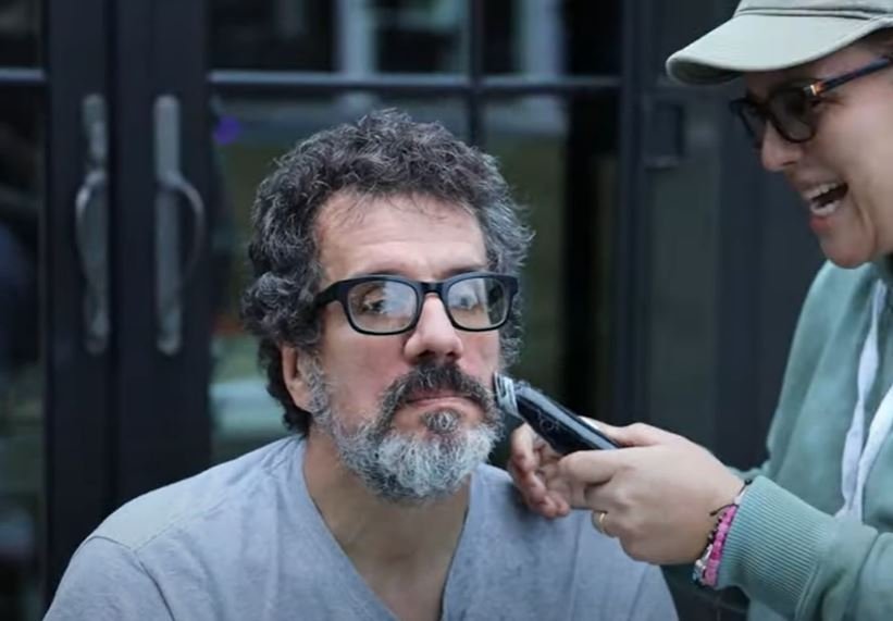 Angélica Vale afeitando a su marido, Otto Padrón. | Foto: Captura de Youtube/Angelica Vale