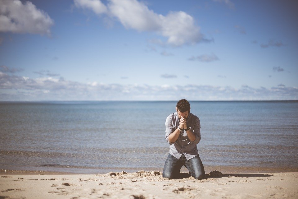 Mujer orando| Foto: Pixabay