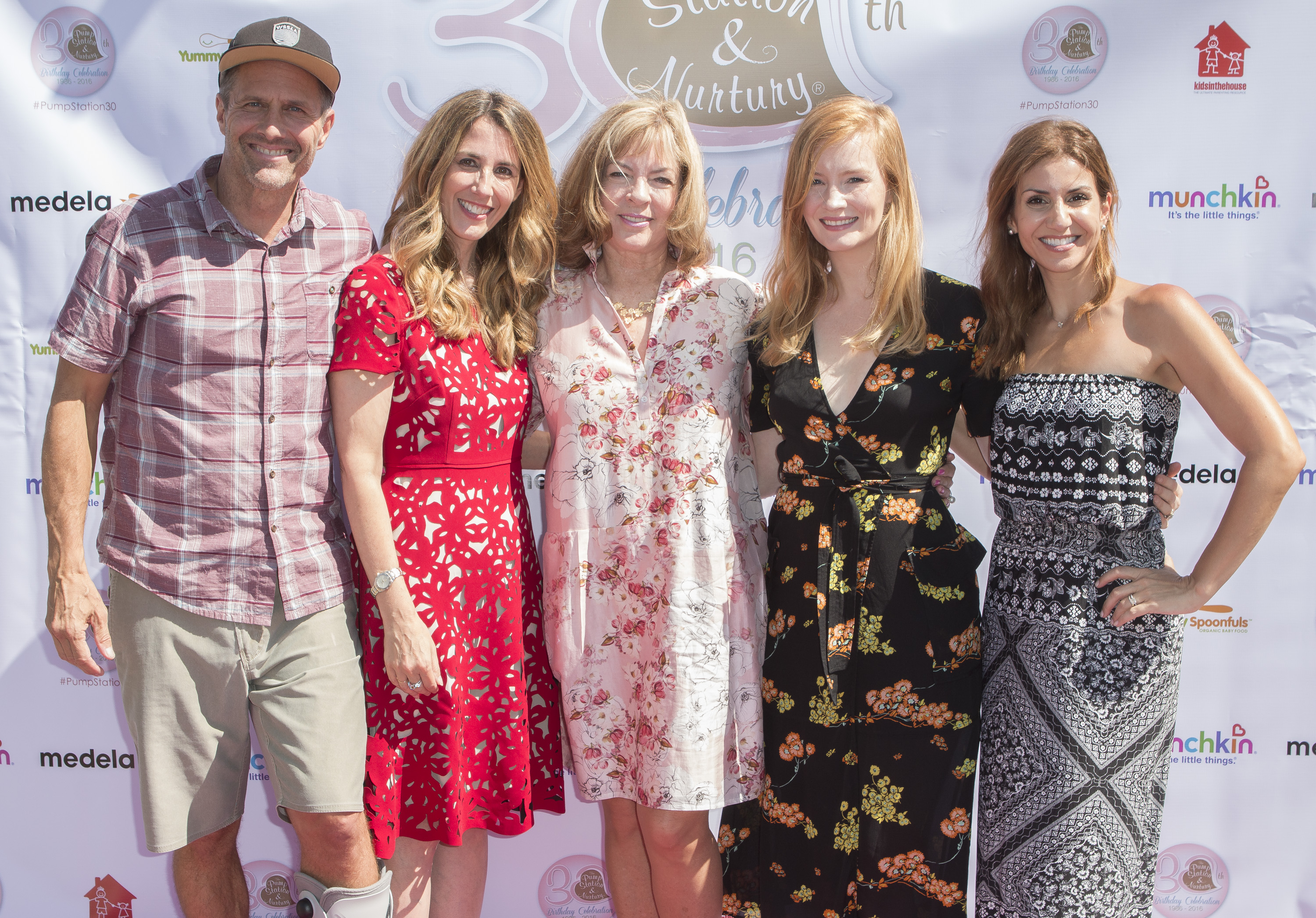 El actor, la Dra. Jill Campbell, la Dra. Jill Stamm, la productora y defensora del medio ambiente y la dignidad humana Kimberly Van Der Beek y la copresentadora de CBSLA y autora Jill Simonian el 14 de agosto de 2016, en Los Ángeles, California | Fuente: Getty Images