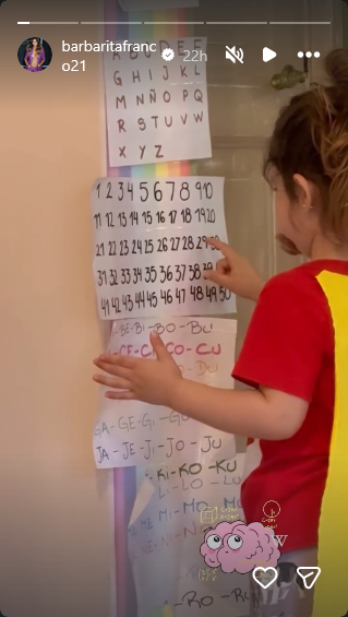 Sarah Burlando en su habitación jugando con un educativo cartel con números que le instaló su mamá | Fuente: Instagram Stories/barbaritafranco21