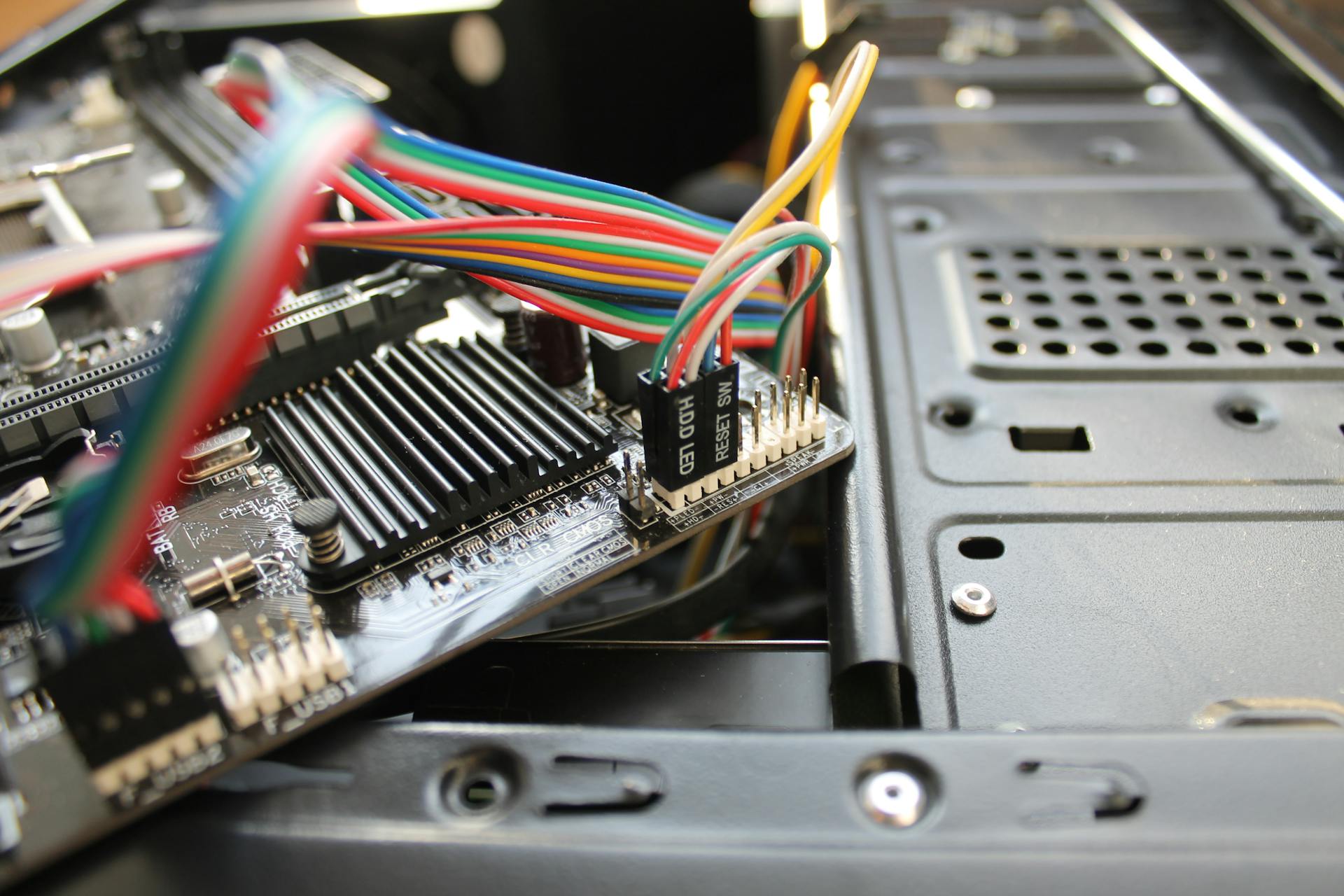 Una placa de circuito descansando sobre la carcasa de un PC de sobremesa | Fuente: Pexels