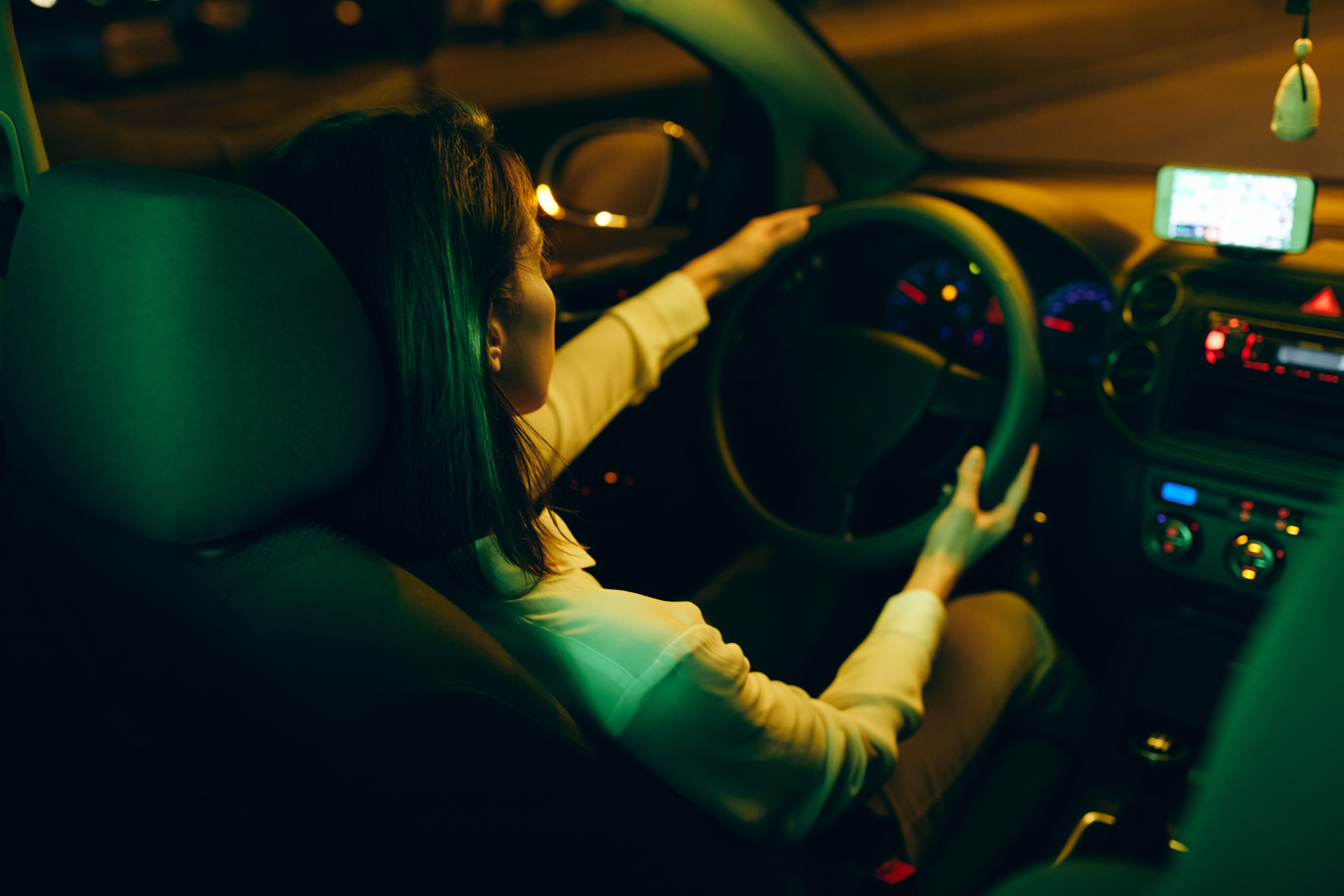 Mujer conduciendo de noche | Foto: Shutterstock