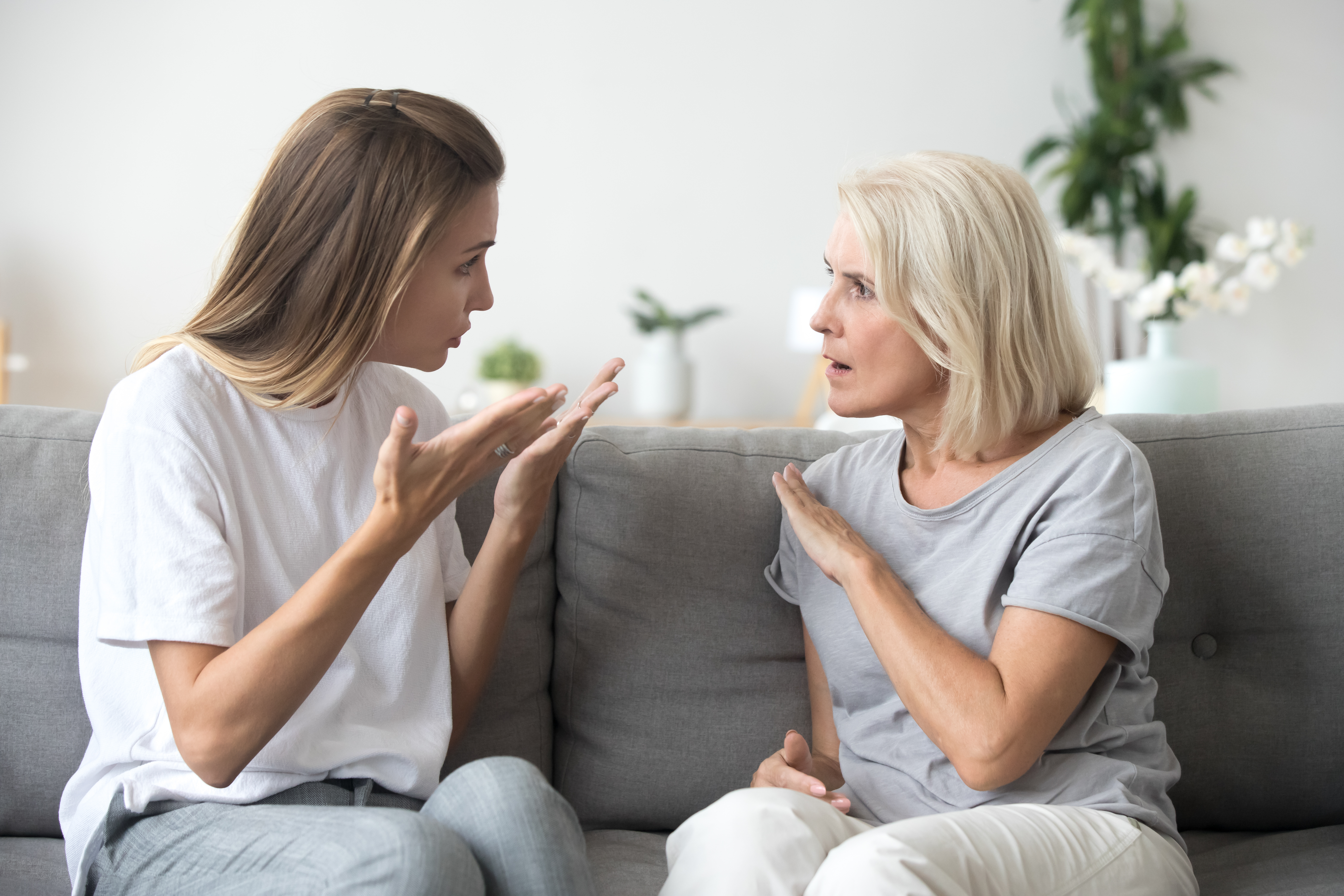 Una joven discutiendo con una mujer mayor. | Foto: Shutterstock