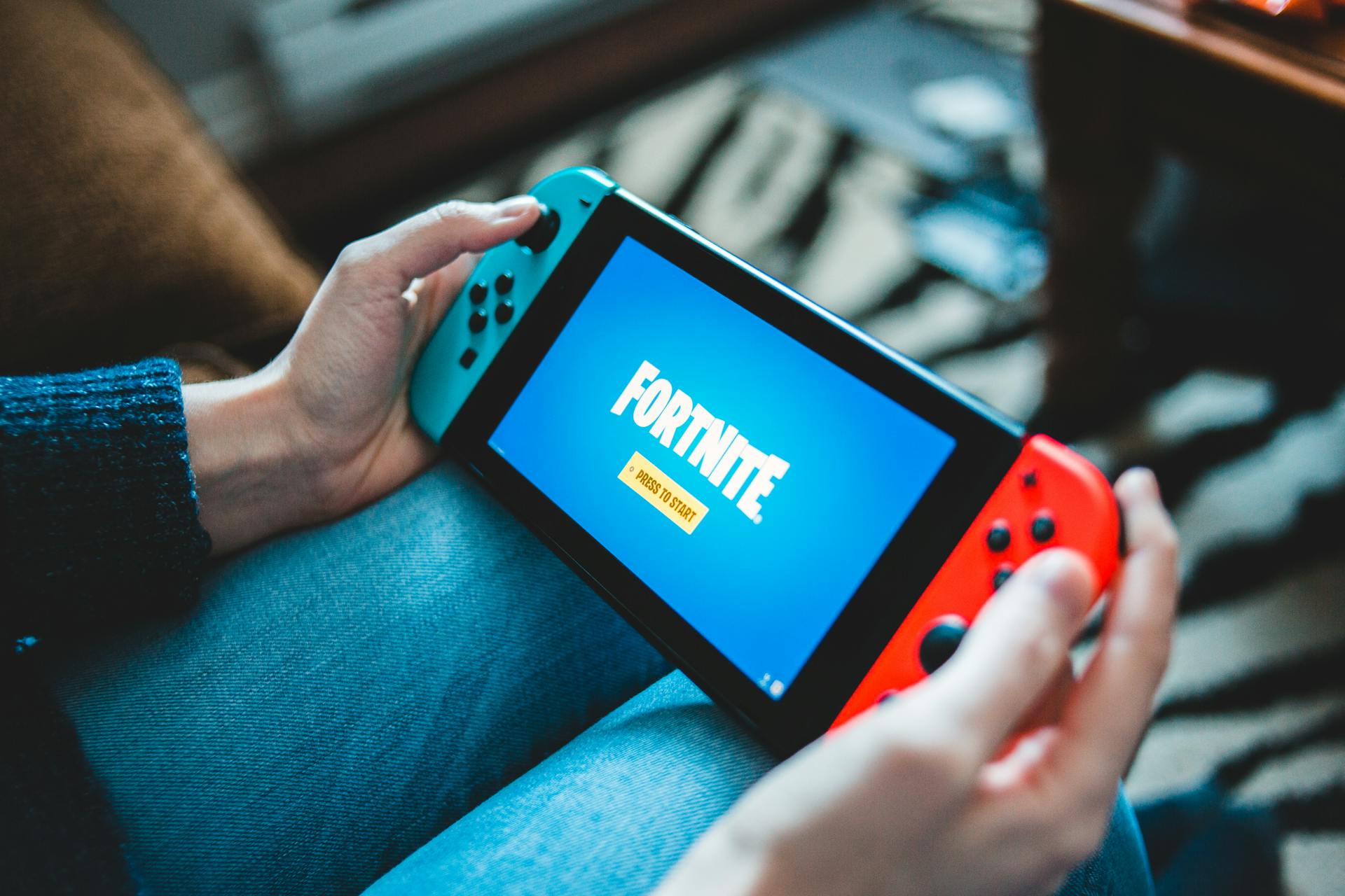 Un hombre sujetando una consola de videojuegos | Fuente: Pexels